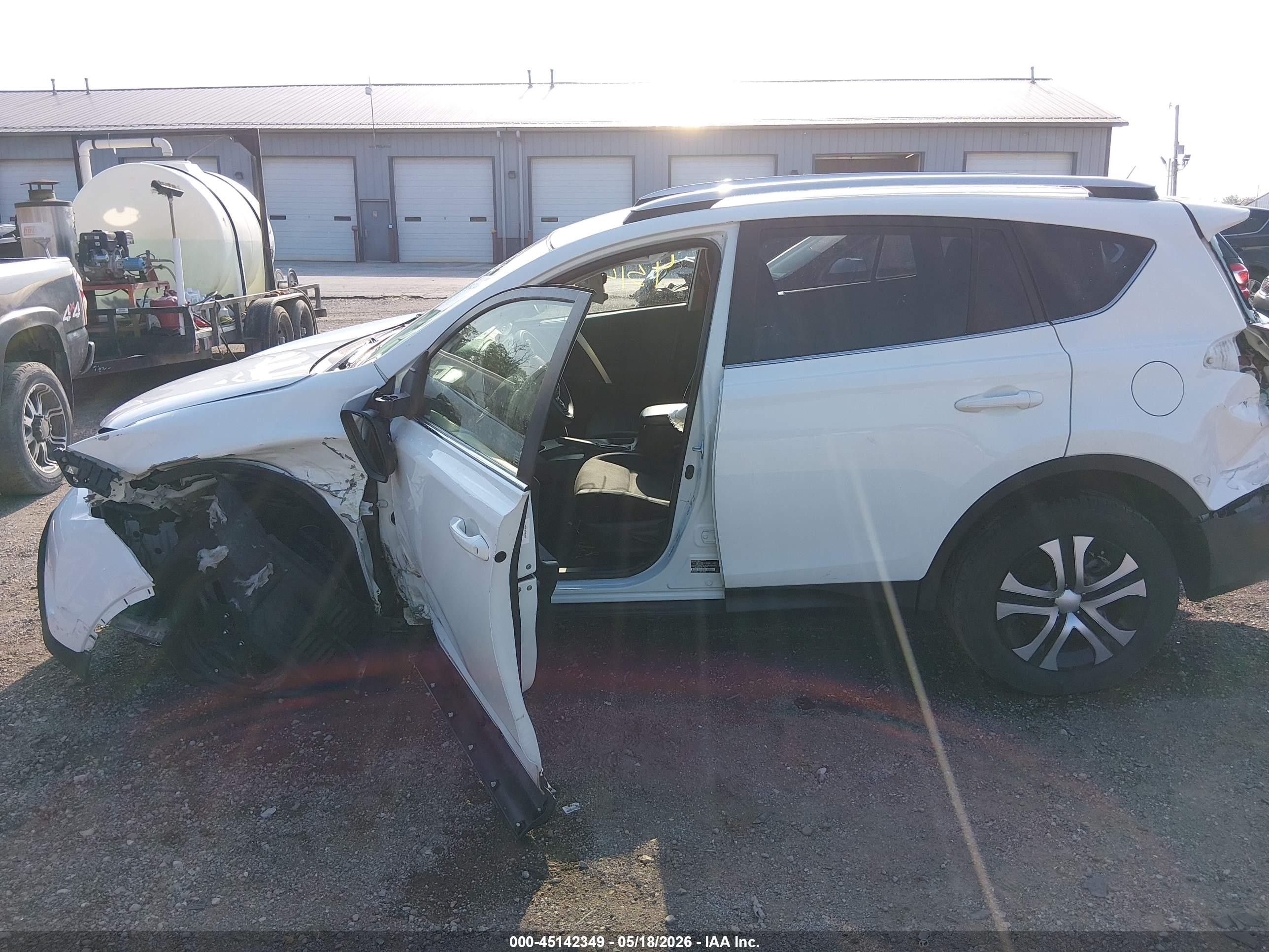 2014 Toyota Rav4 Le White vin: JTMZFREV7EJ021802