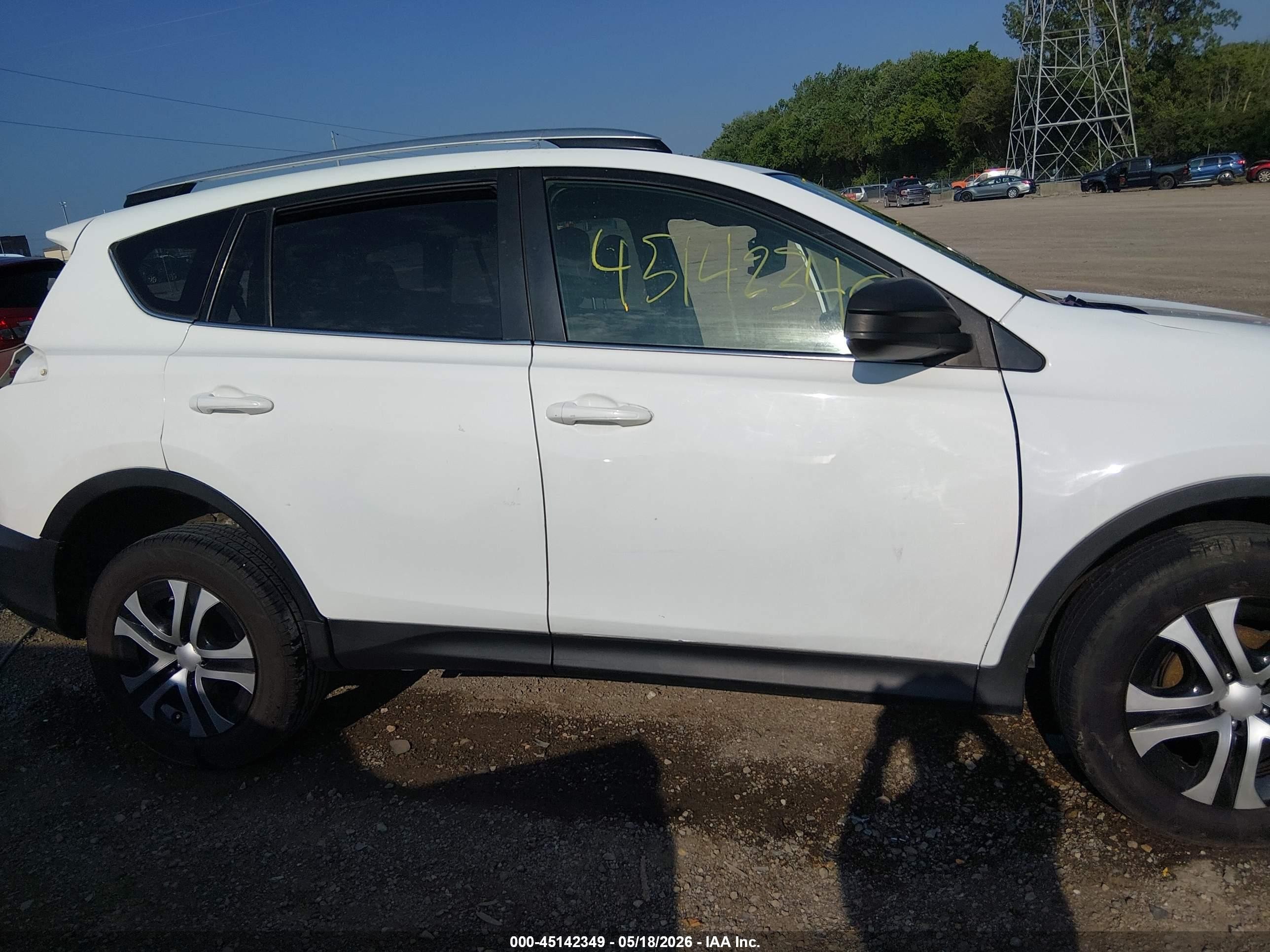 2014 Toyota Rav4 Le White vin: JTMZFREV7EJ021802