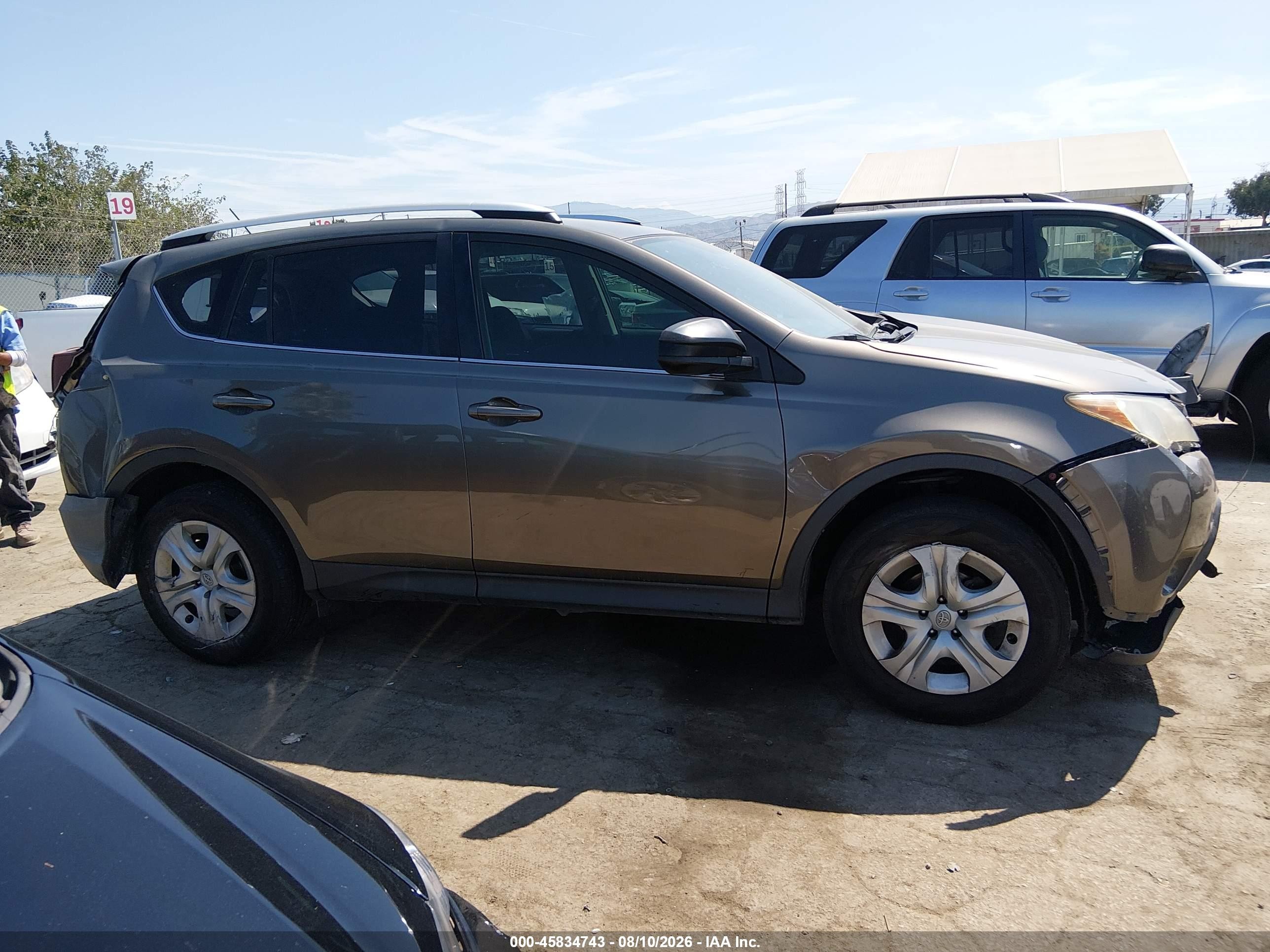 2015 Toyota Rav4 Le Brown vin: JTMZFREV7FD060633