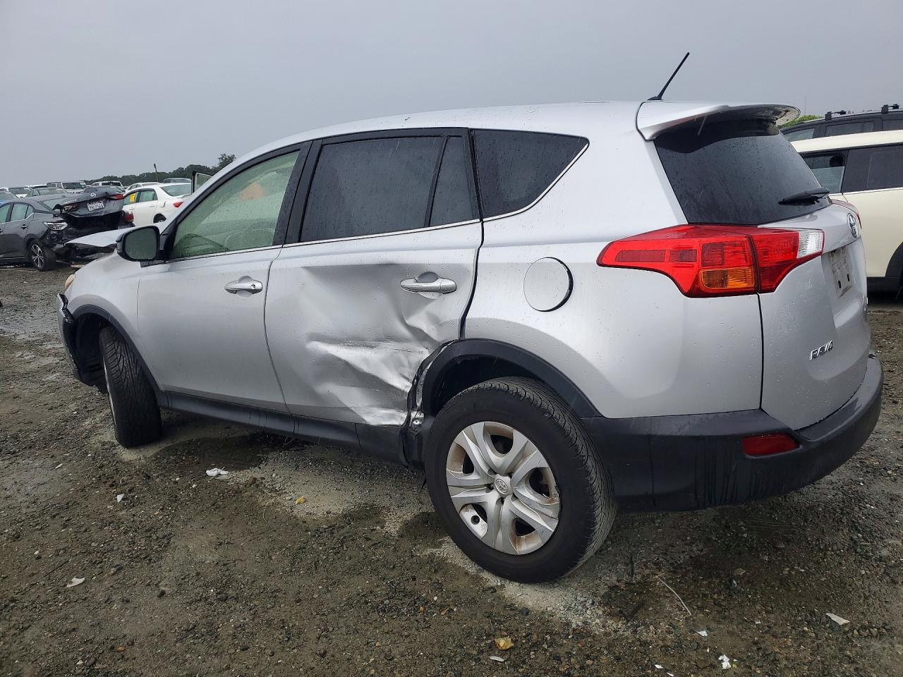 2015 Toyota Rav4 Le Silver vin: JTMZFREV7FD068683