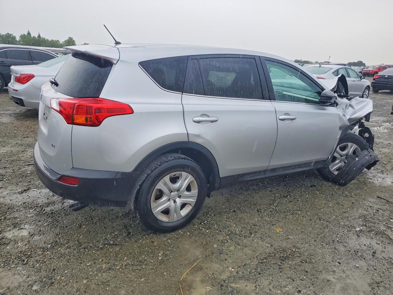 2015 Toyota Rav4 Le Silver vin: JTMZFREV7FD068683