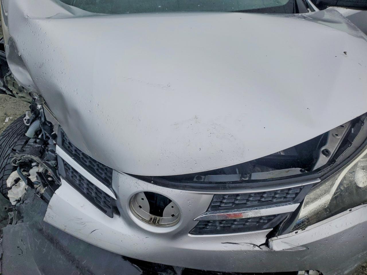 2015 Toyota Rav4 Le Silver vin: JTMZFREV7FD068683