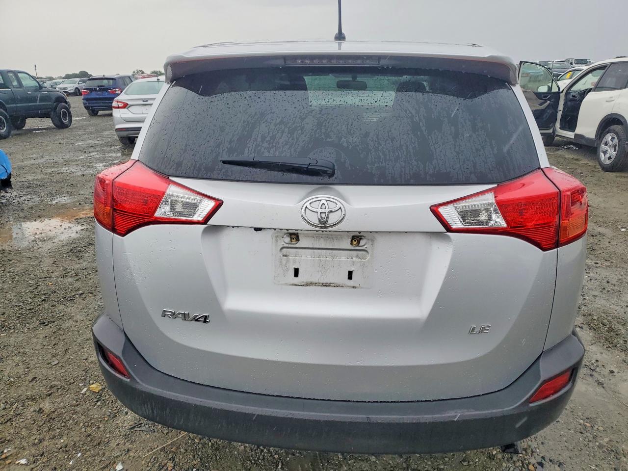 2015 Toyota Rav4 Le Silver vin: JTMZFREV7FD068683