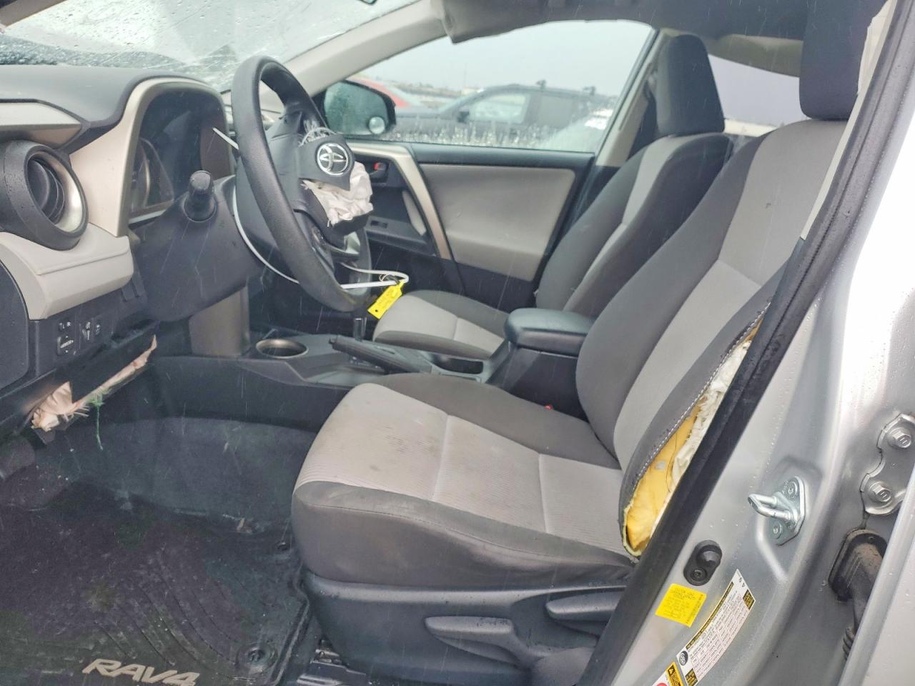 2015 Toyota Rav4 Le Silver vin: JTMZFREV7FD068683
