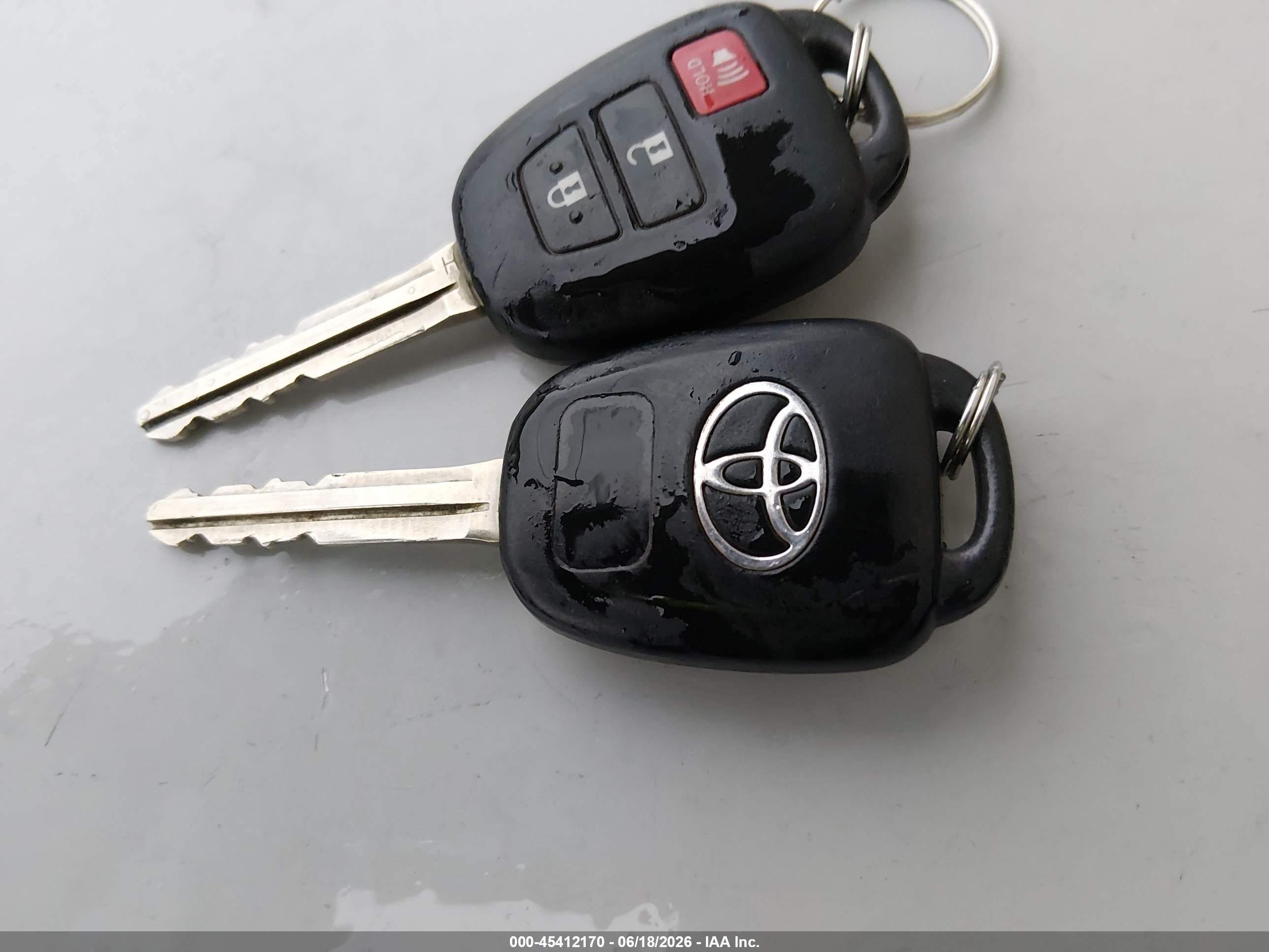 2015 Toyota Rav4 Le Red vin: JTMZFREV7FJ025804