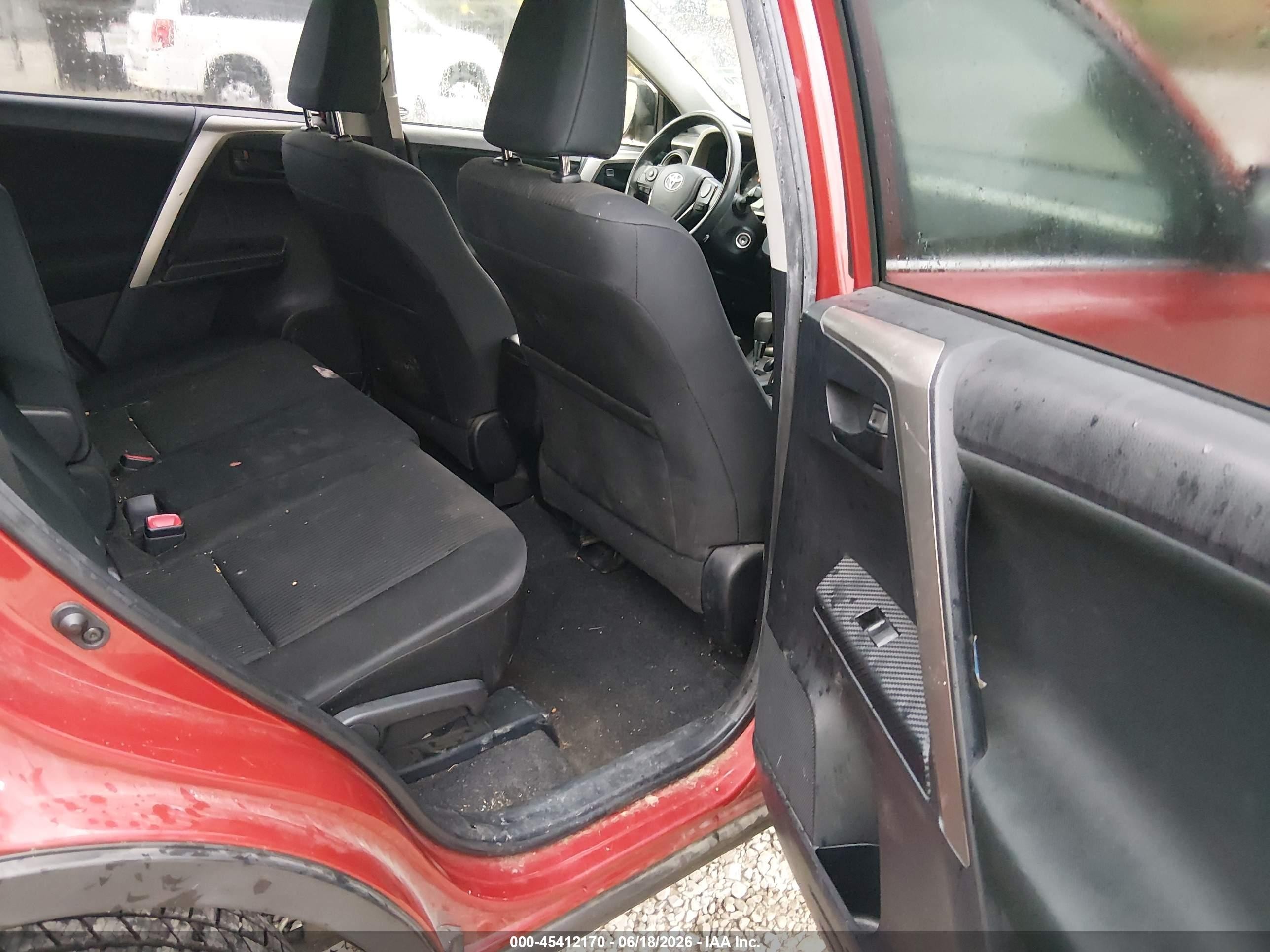 2015 Toyota Rav4 Le Red vin: JTMZFREV7FJ025804