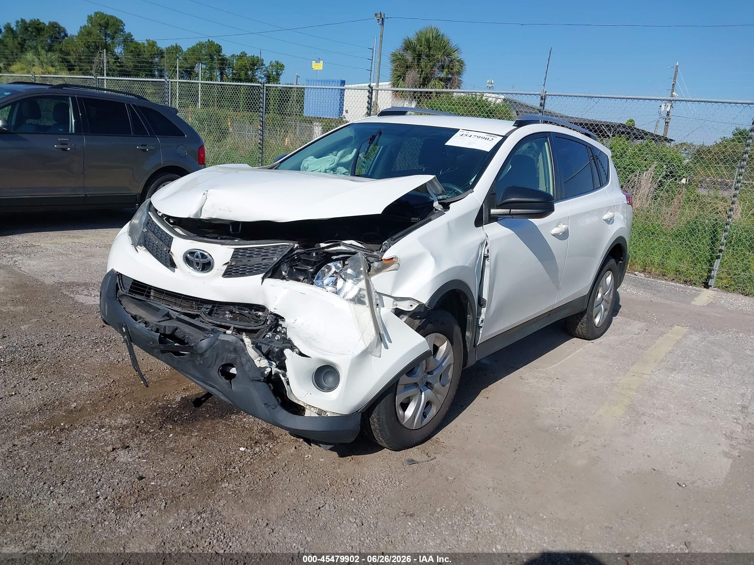 2015 Toyota Rav4 Le White vin: JTMZFREV7FJ033921