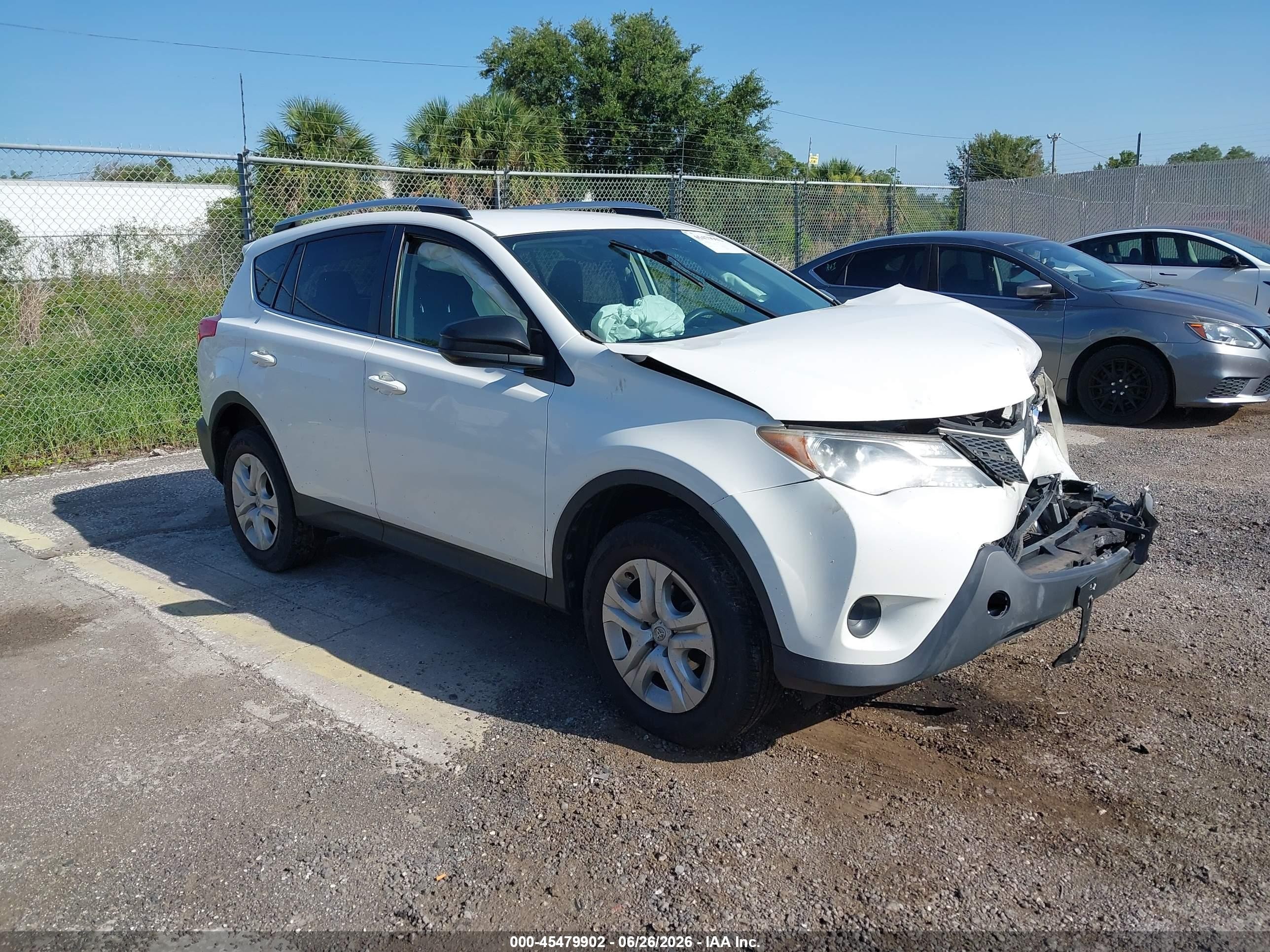 2015 Toyota Rav4 Le White vin: JTMZFREV7FJ033921