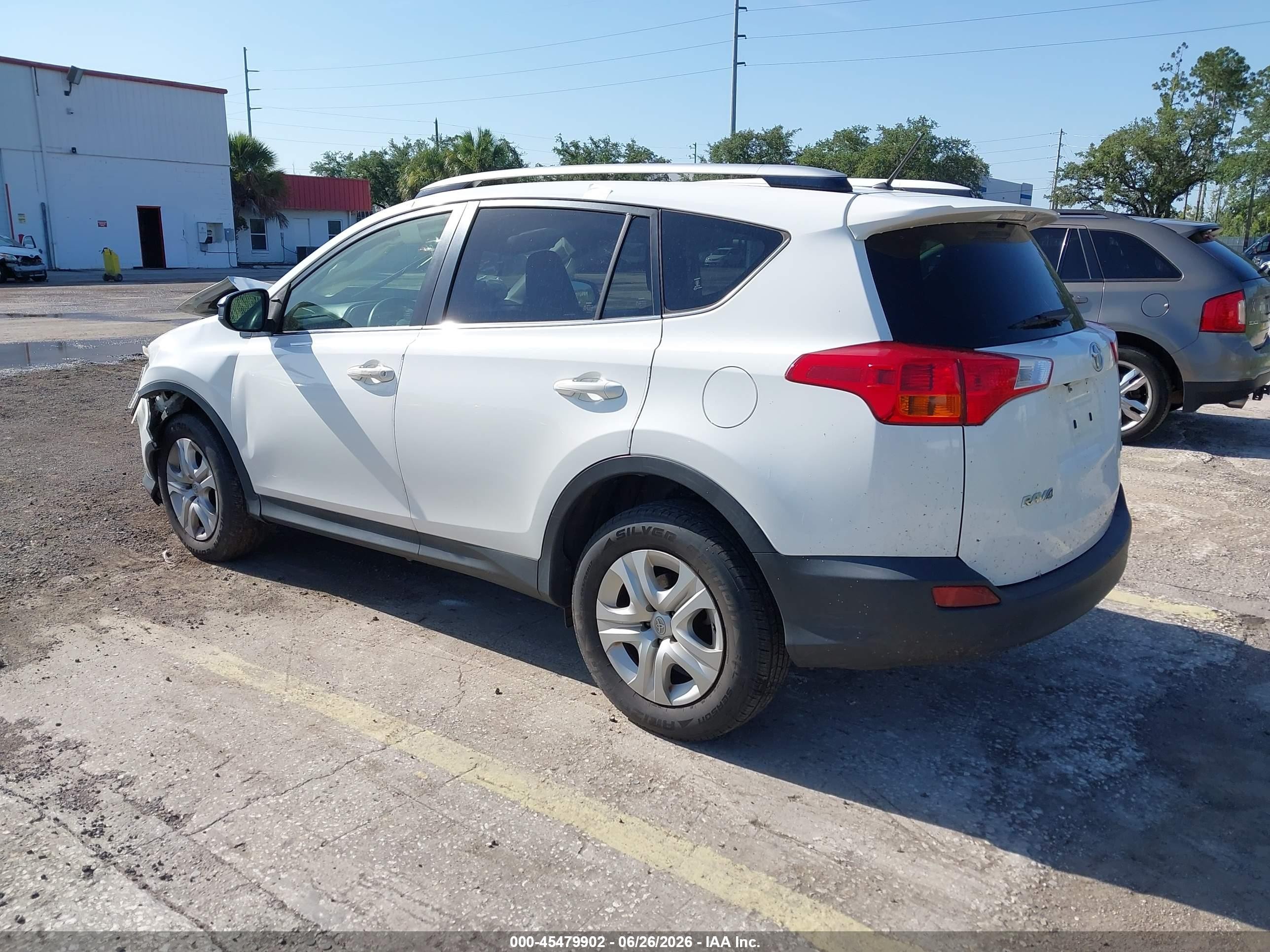 2015 Toyota Rav4 Le White vin: JTMZFREV7FJ033921
