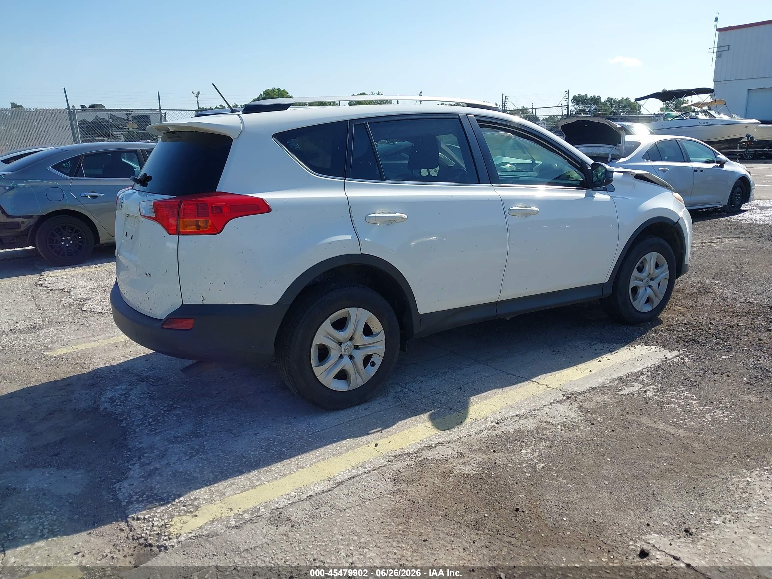 2015 Toyota Rav4 Le White vin: JTMZFREV7FJ033921