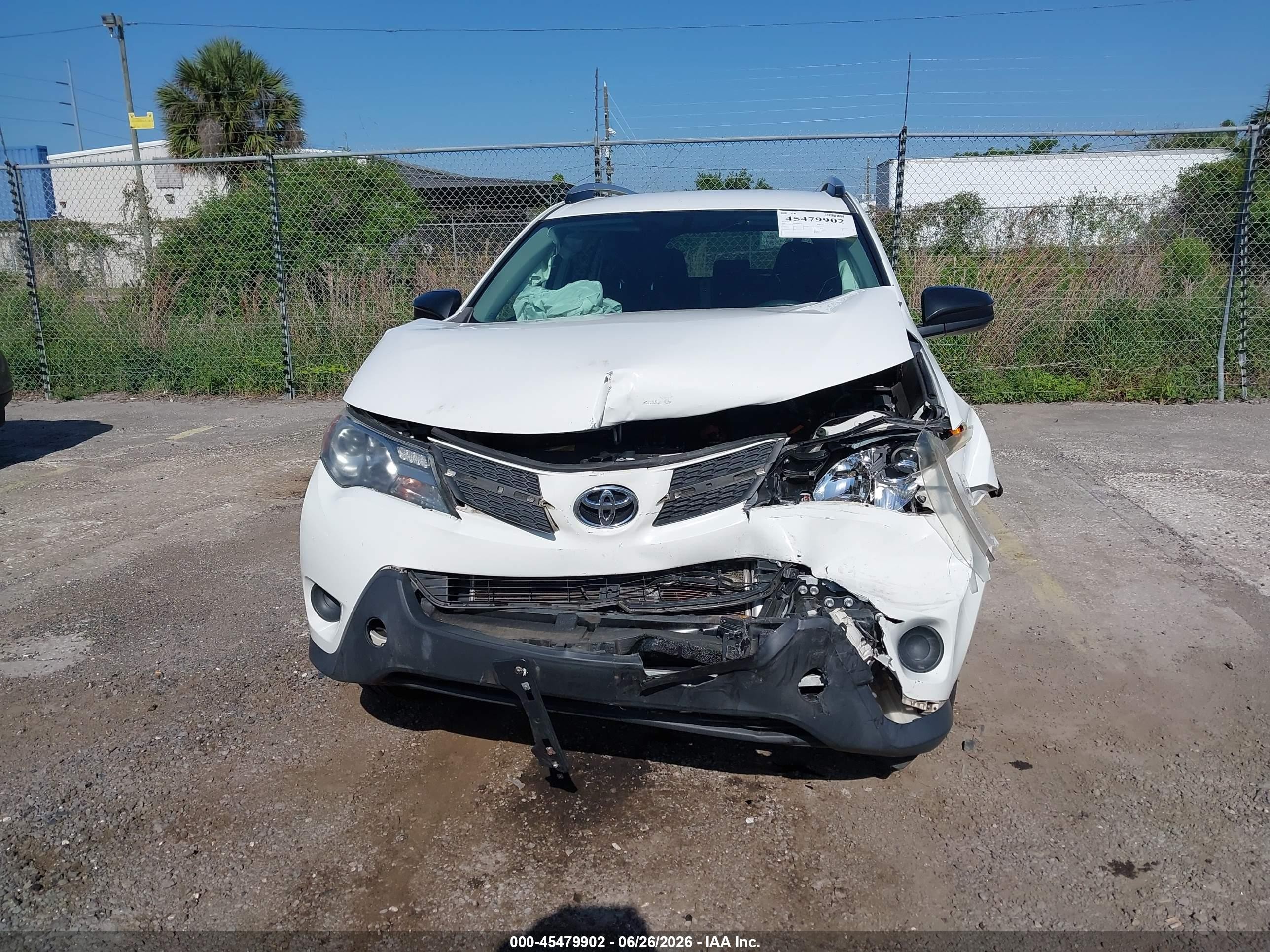 2015 Toyota Rav4 Le White vin: JTMZFREV7FJ033921