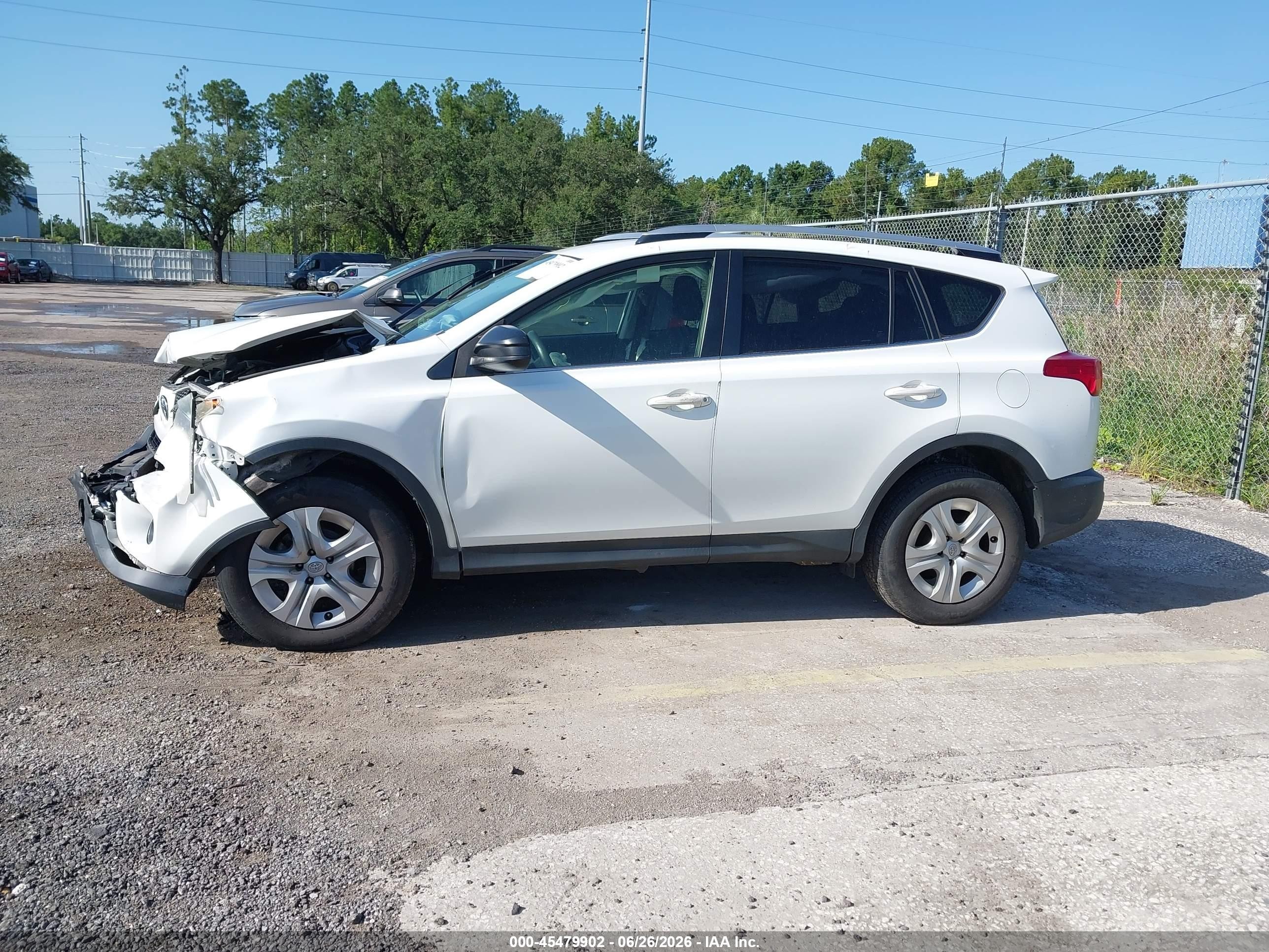 2015 Toyota Rav4 Le White vin: JTMZFREV7FJ033921
