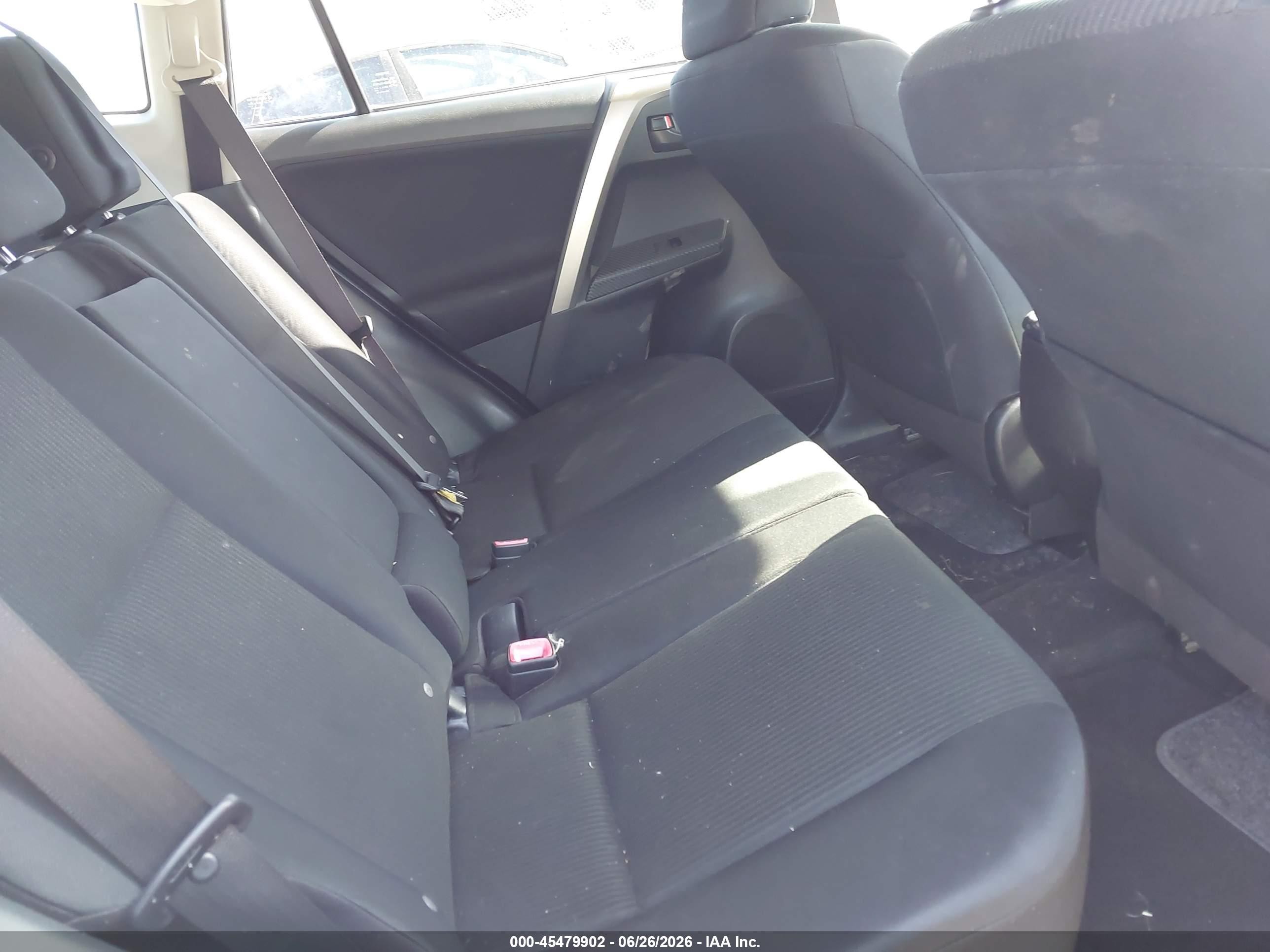 2015 Toyota Rav4 Le White vin: JTMZFREV7FJ033921