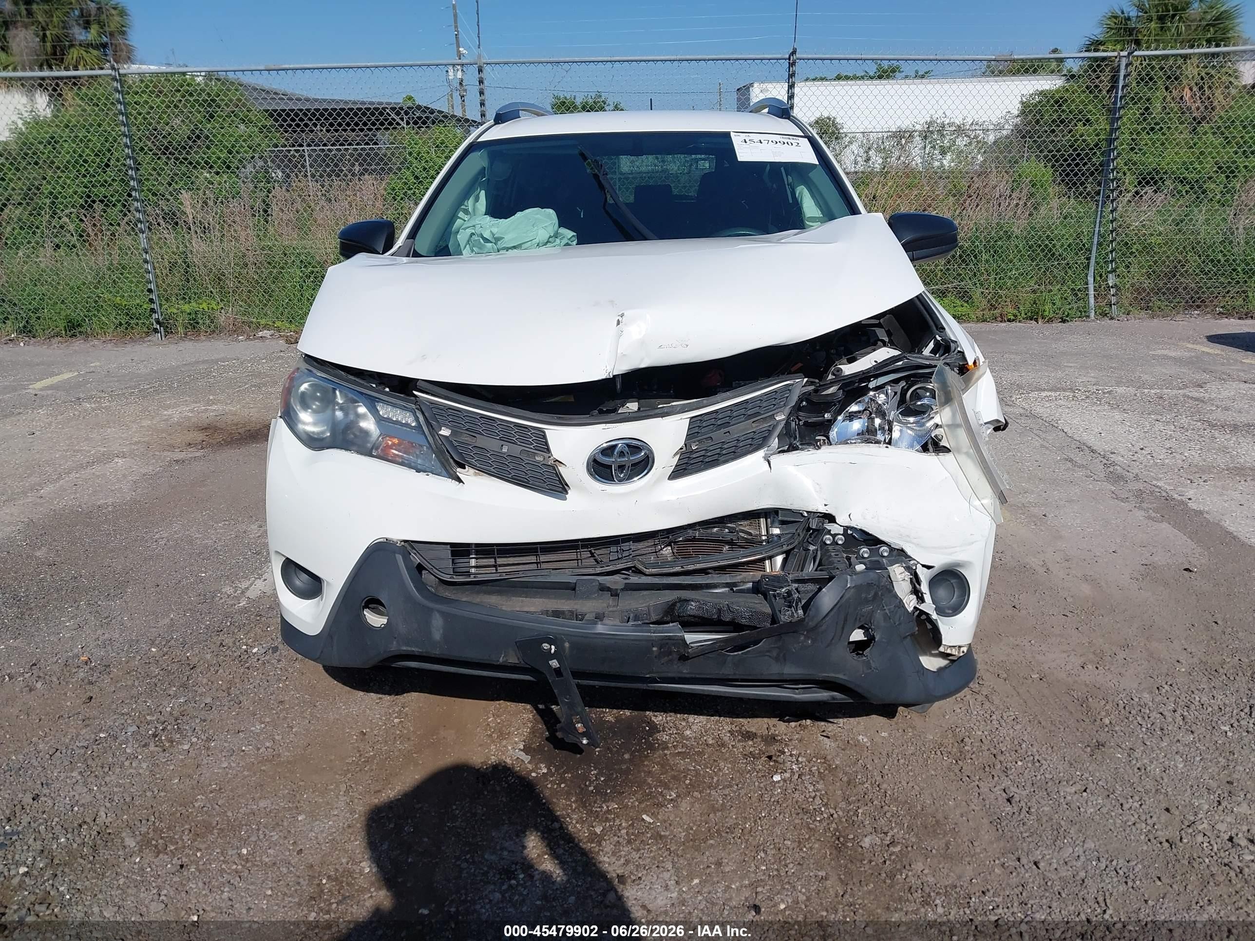 2015 Toyota Rav4 Le White vin: JTMZFREV7FJ033921