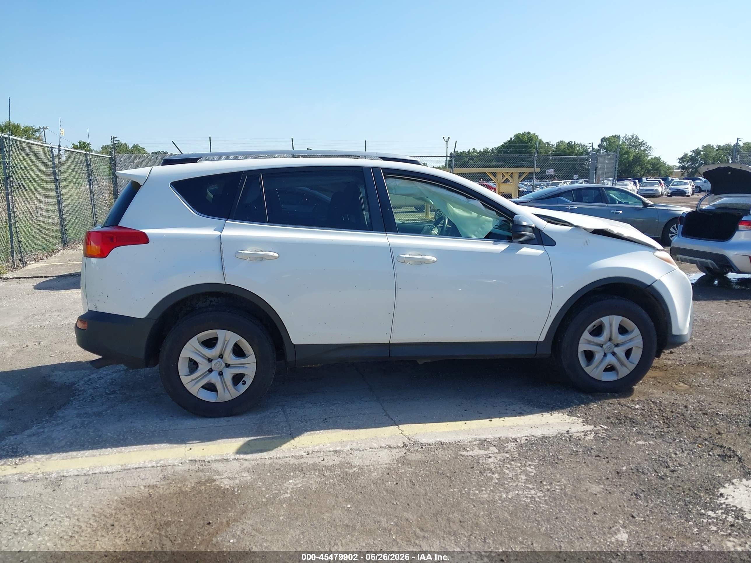 2015 Toyota Rav4 Le White vin: JTMZFREV7FJ033921