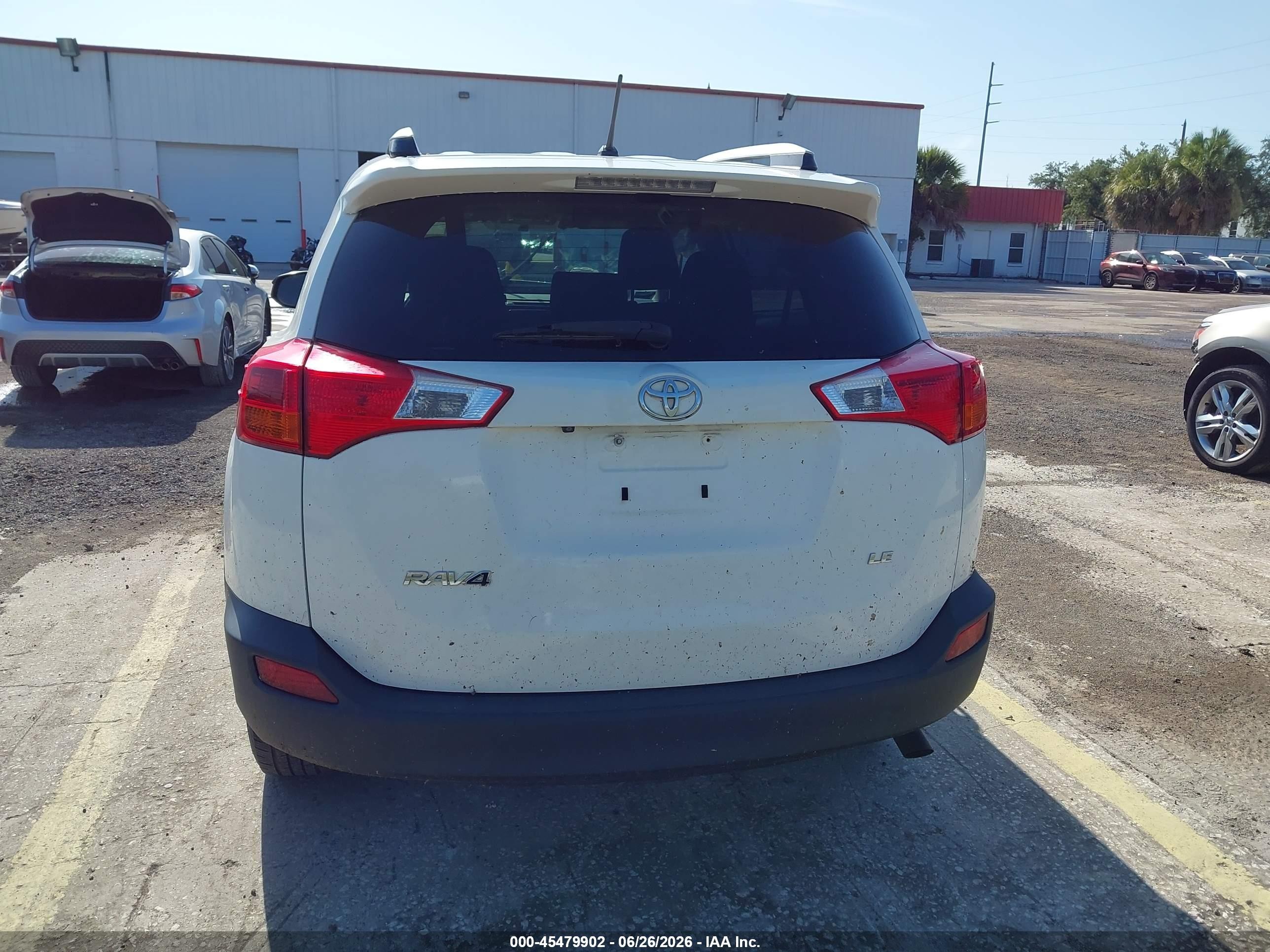 2015 Toyota Rav4 Le White vin: JTMZFREV7FJ033921