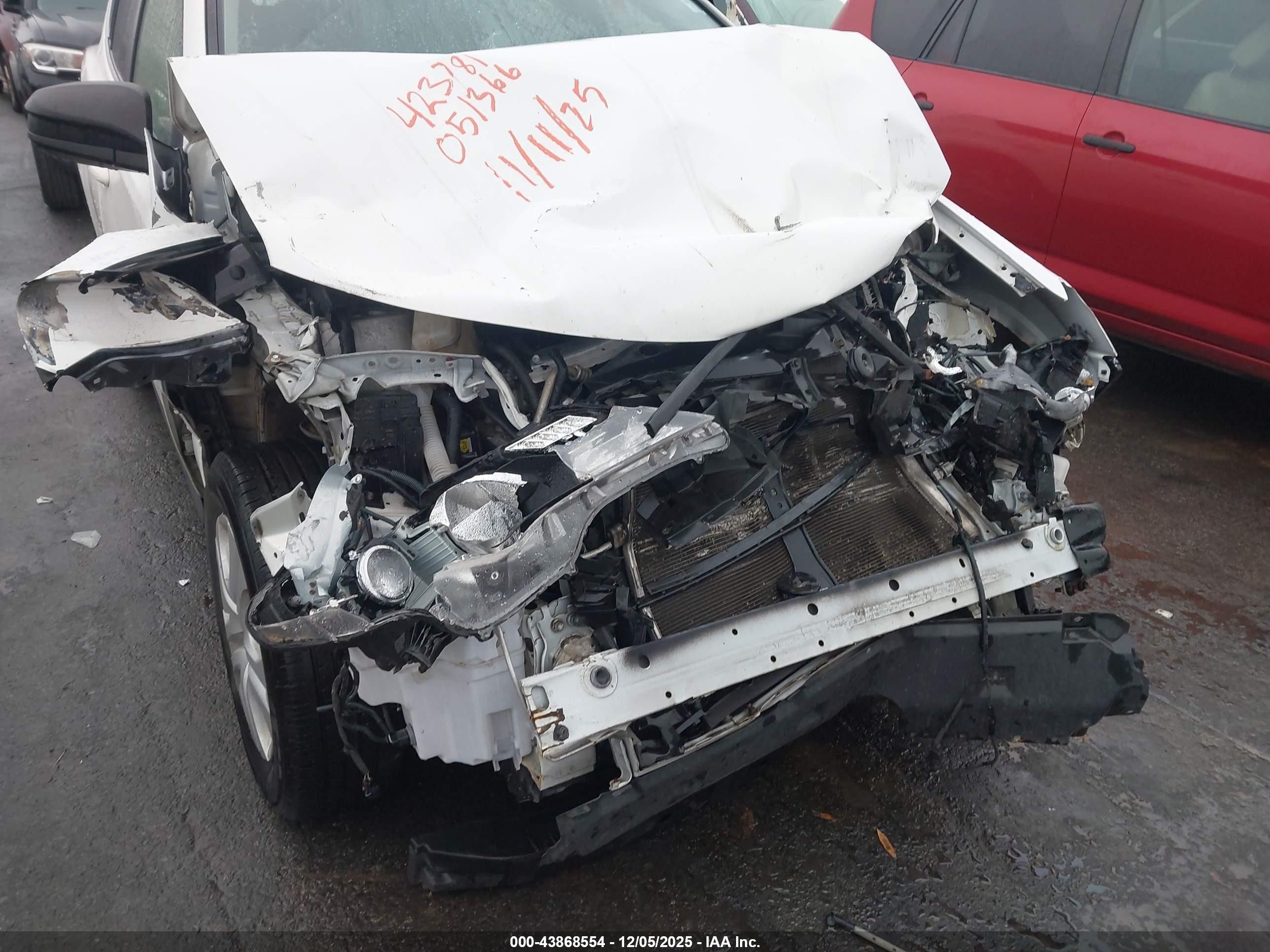 2015 Toyota Rav4 Le Белый vin: JTMZFREV7FJ051366
