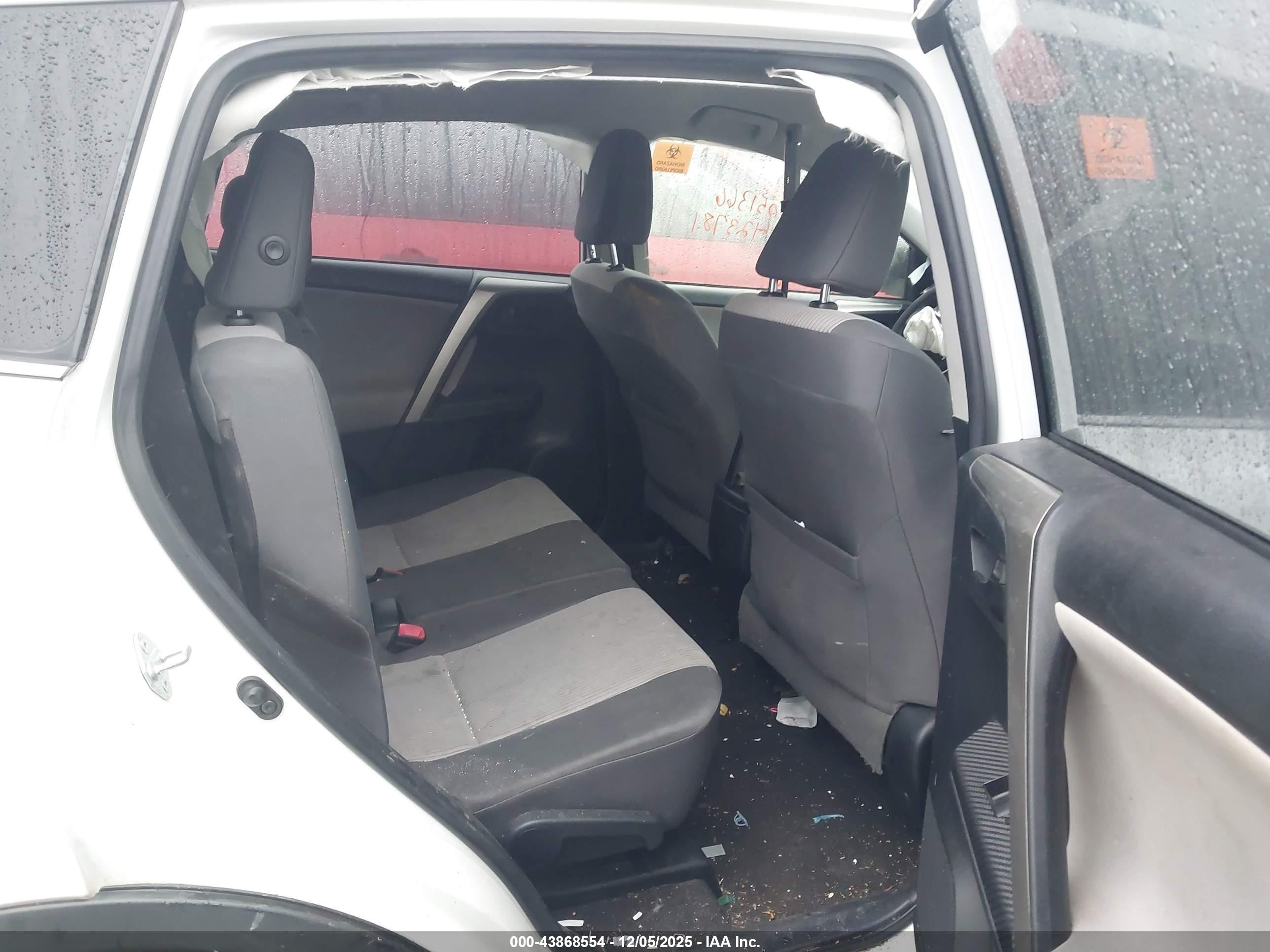 2015 Toyota Rav4 Le Белый vin: JTMZFREV7FJ051366