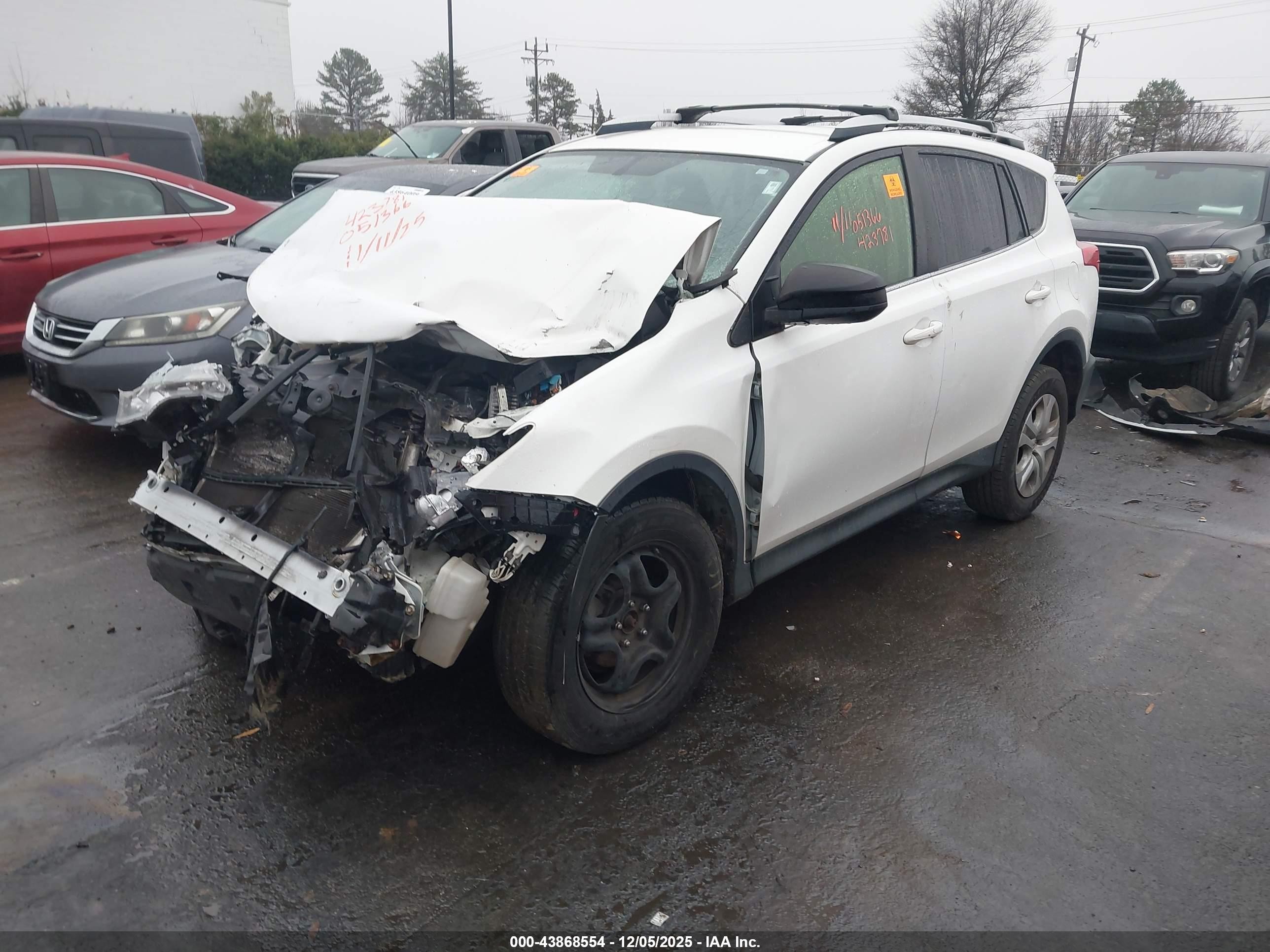 2015 Toyota Rav4 Le Белый vin: JTMZFREV7FJ051366