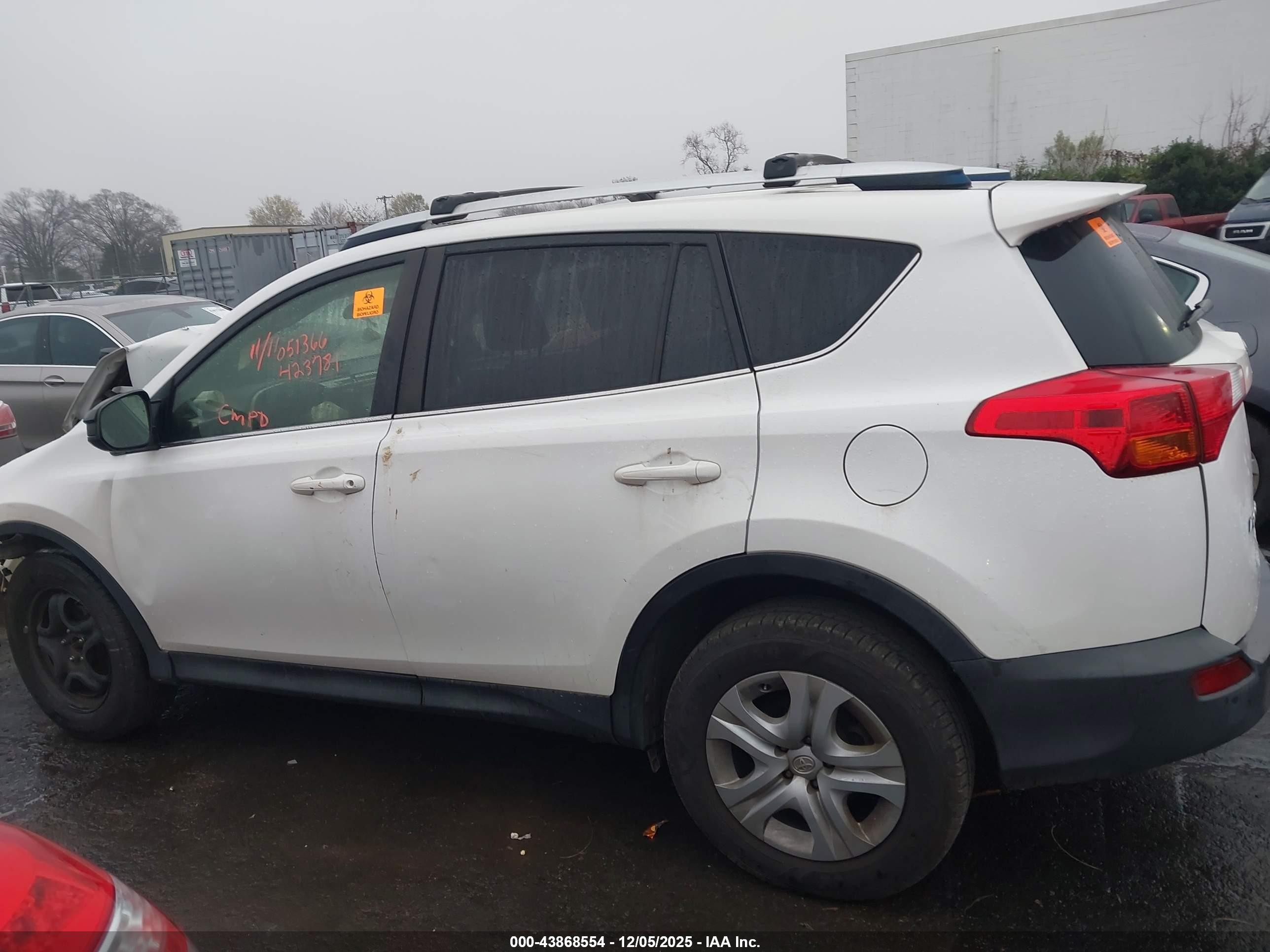 2015 Toyota Rav4 Le Белый vin: JTMZFREV7FJ051366