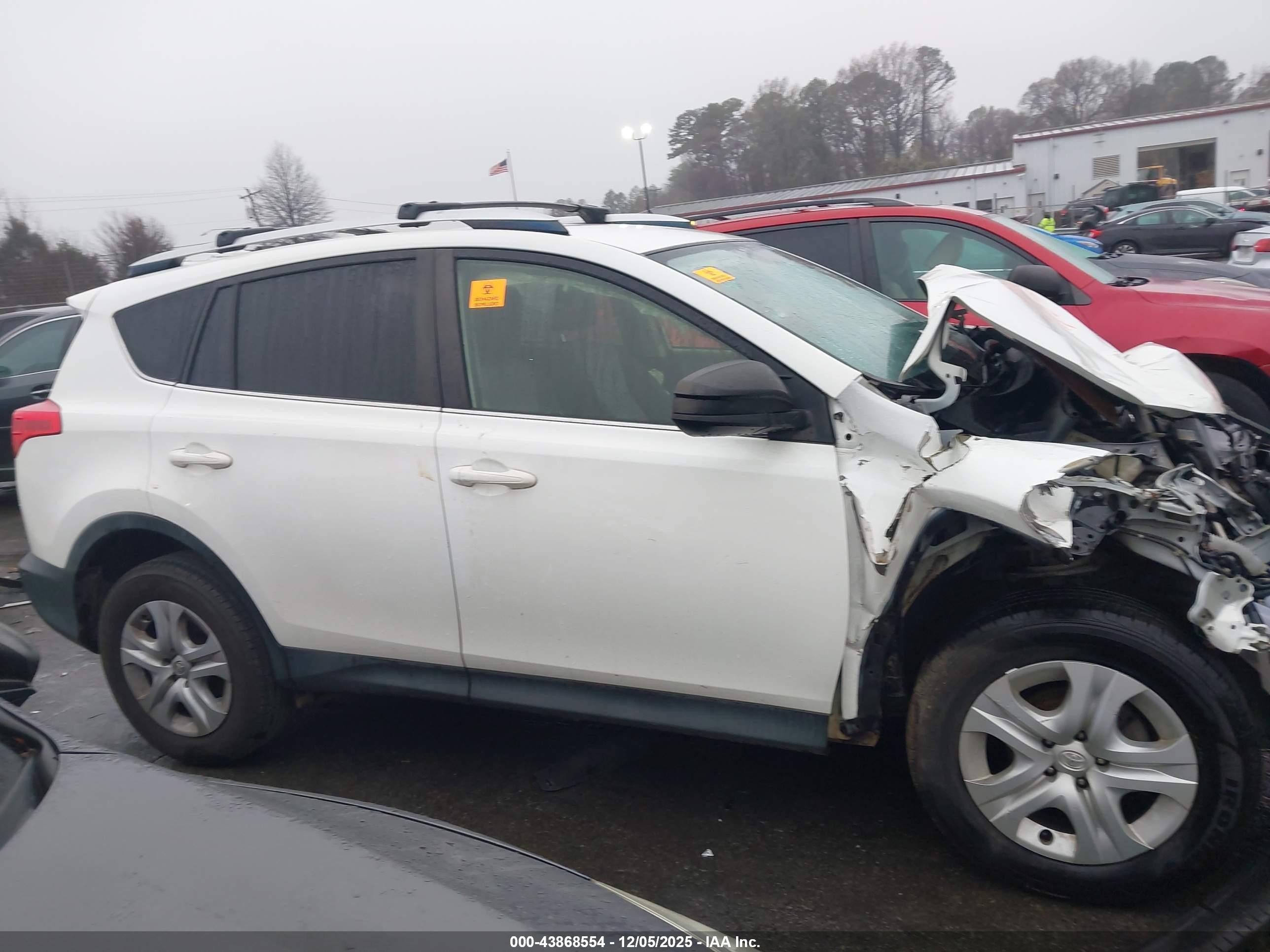 2015 Toyota Rav4 Le Белый vin: JTMZFREV7FJ051366
