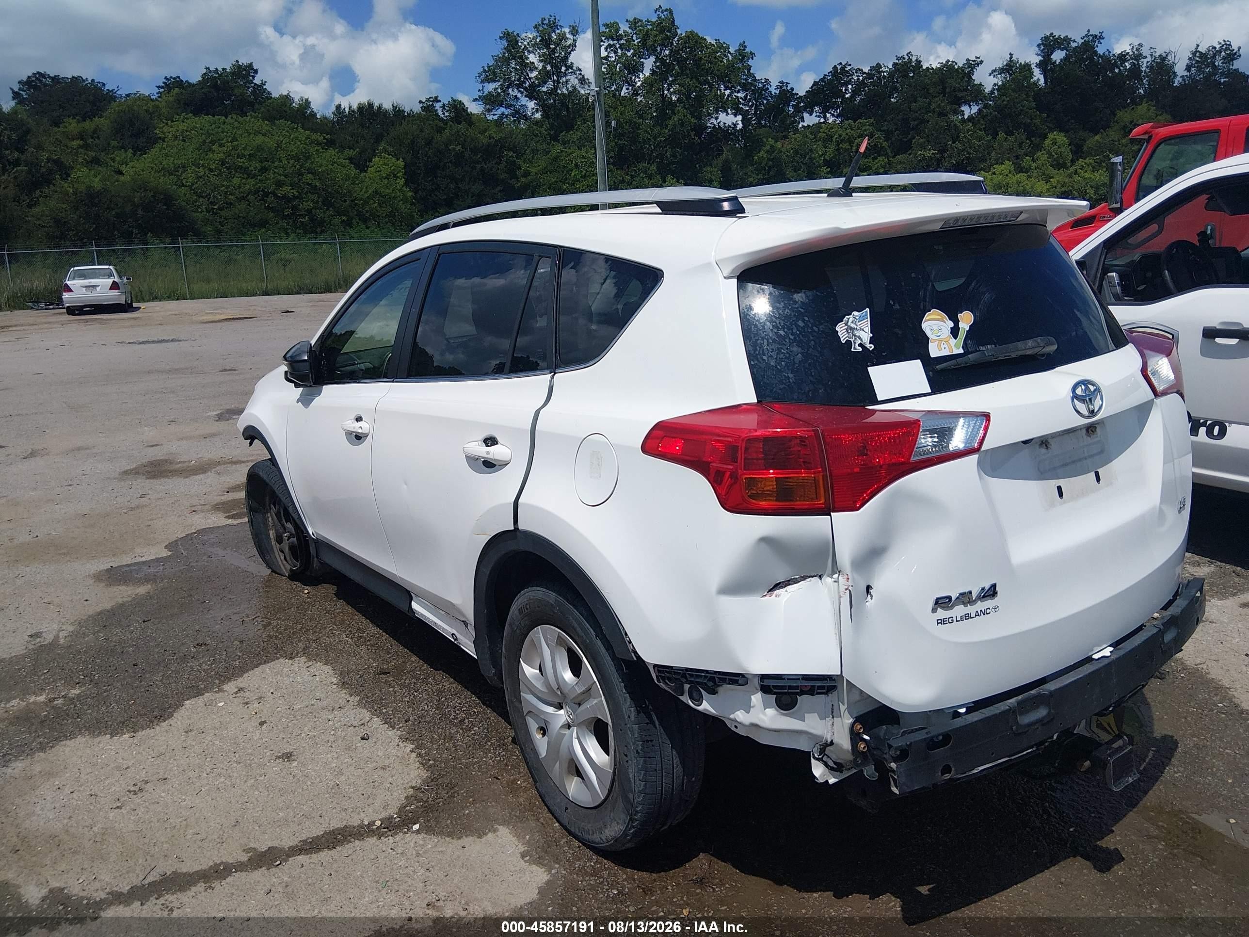 2015 Toyota Rav4 Le White vin: JTMZFREV7FJ054431