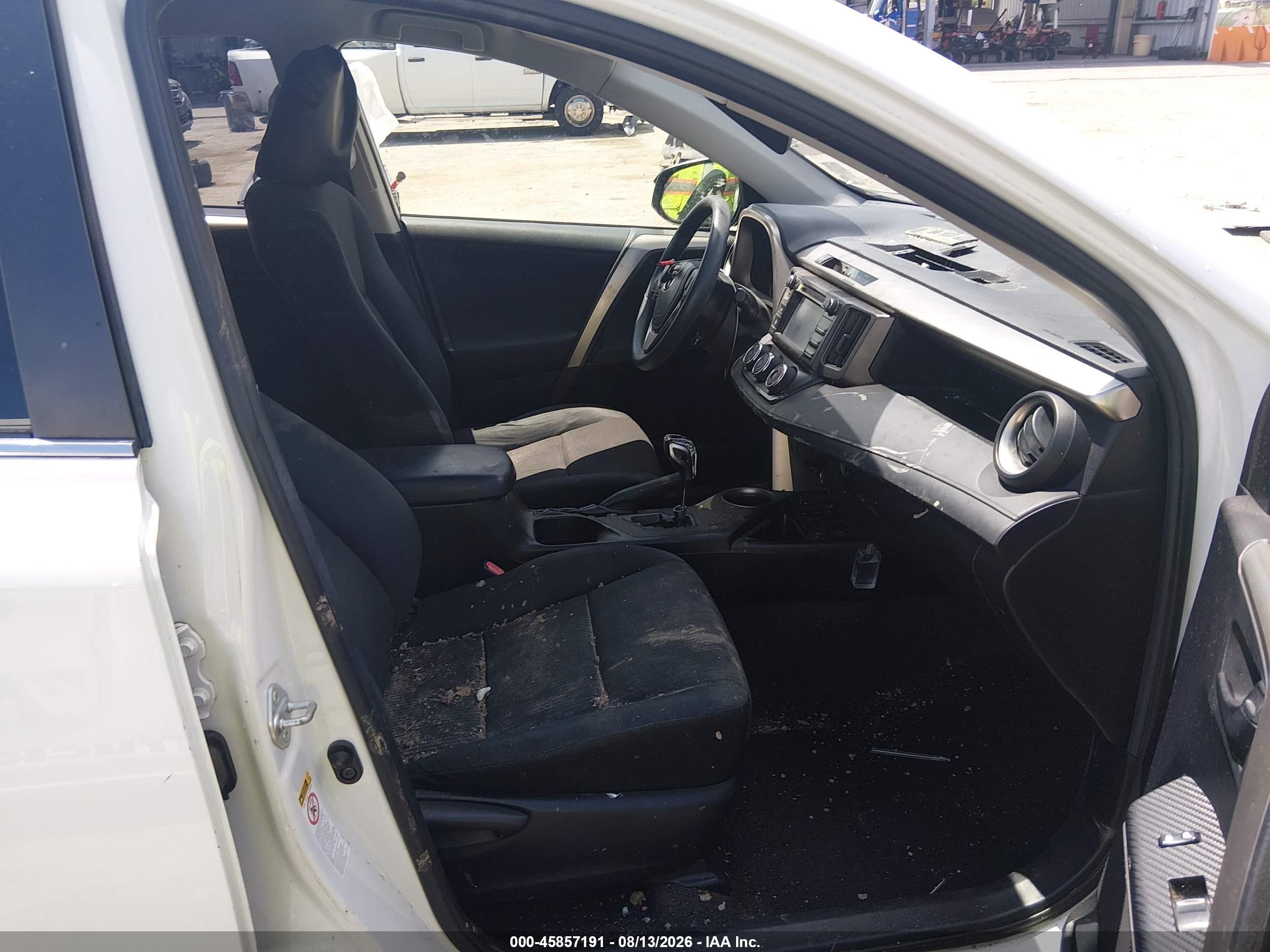 2015 Toyota Rav4 Le White vin: JTMZFREV7FJ054431