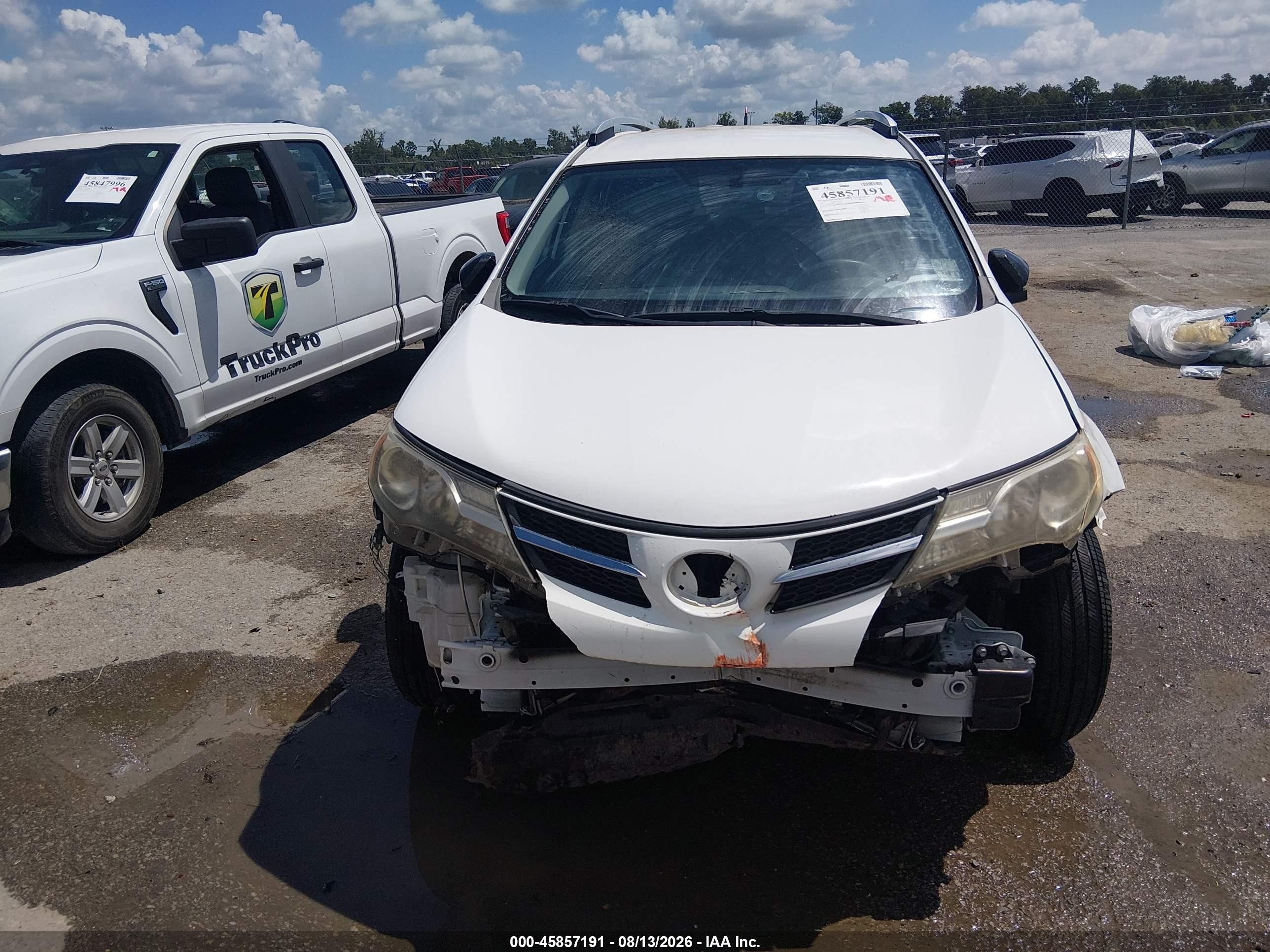 2015 Toyota Rav4 Le White vin: JTMZFREV7FJ054431