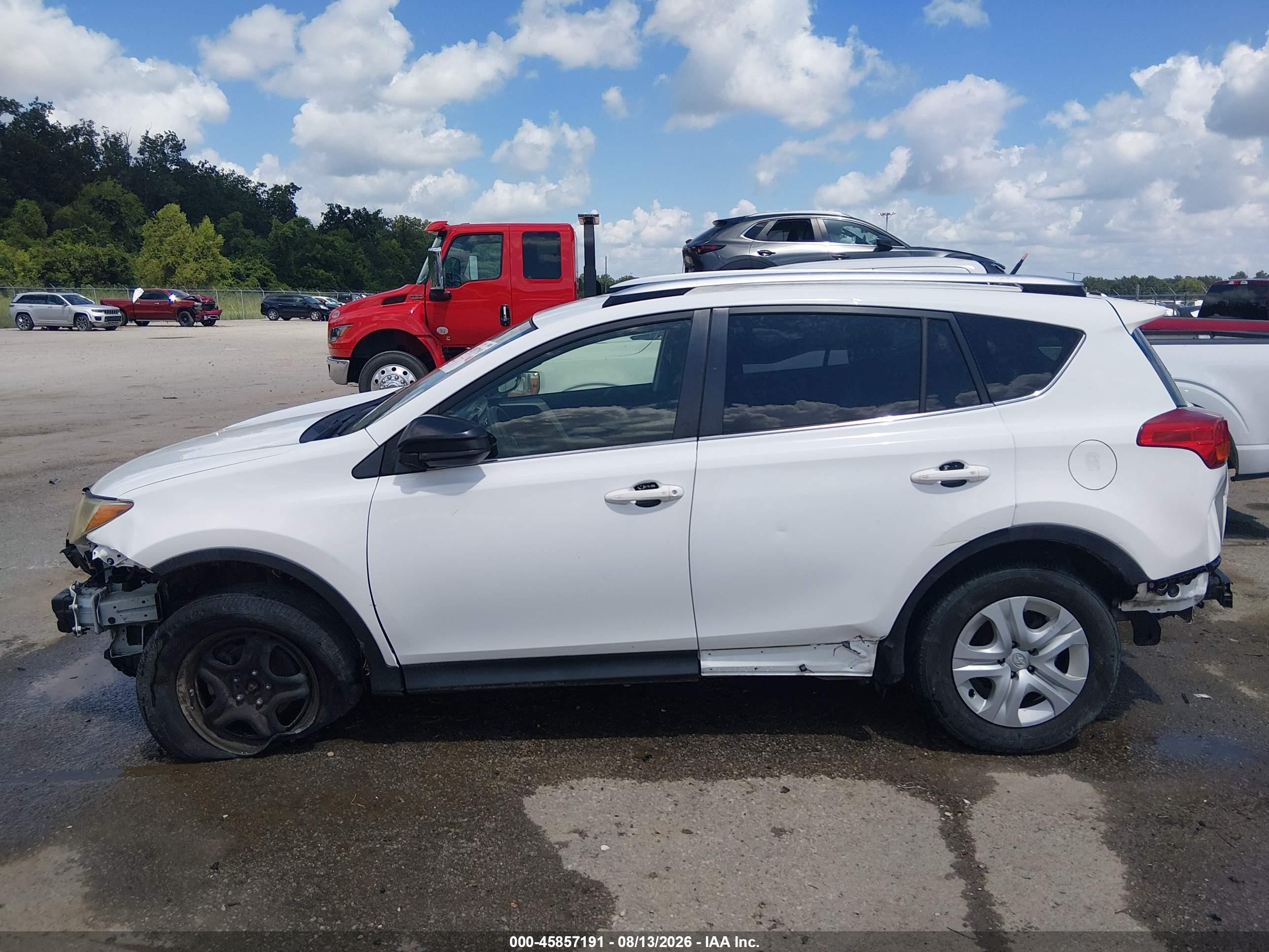 2015 Toyota Rav4 Le White vin: JTMZFREV7FJ054431