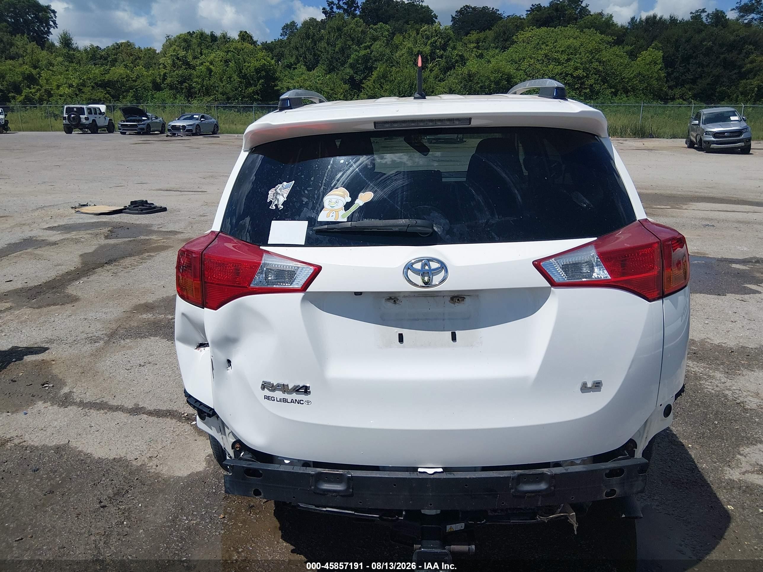 2015 Toyota Rav4 Le White vin: JTMZFREV7FJ054431