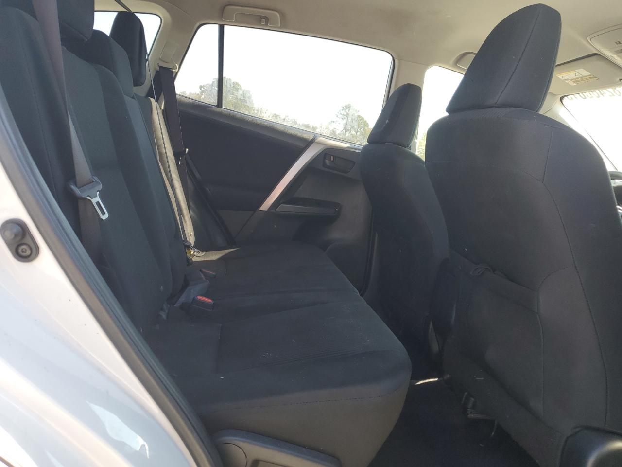 2017 Toyota Rav4 Le White vin: JTMZFREV7HJ700828