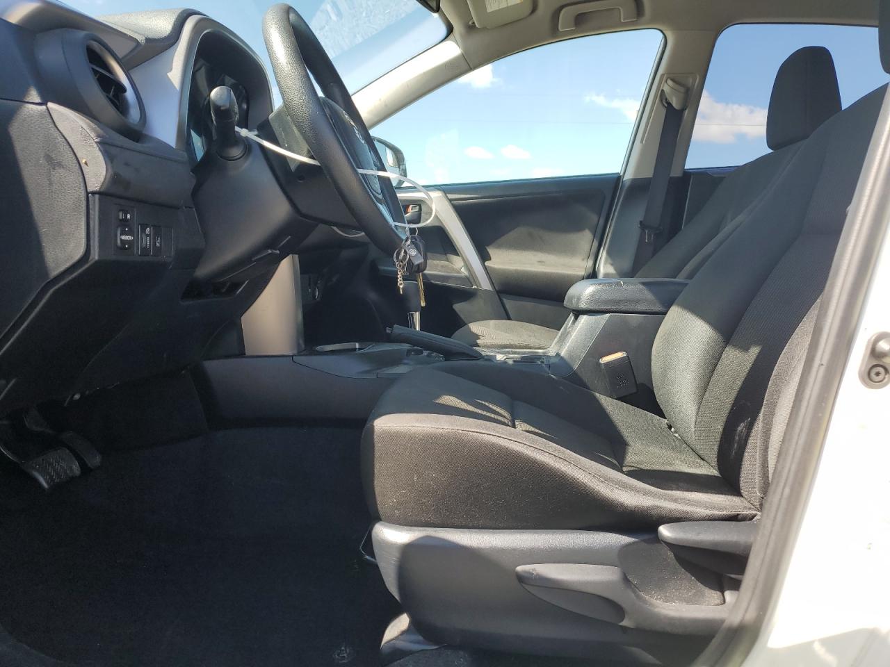 2017 Toyota Rav4 Le White vin: JTMZFREV7HJ700828