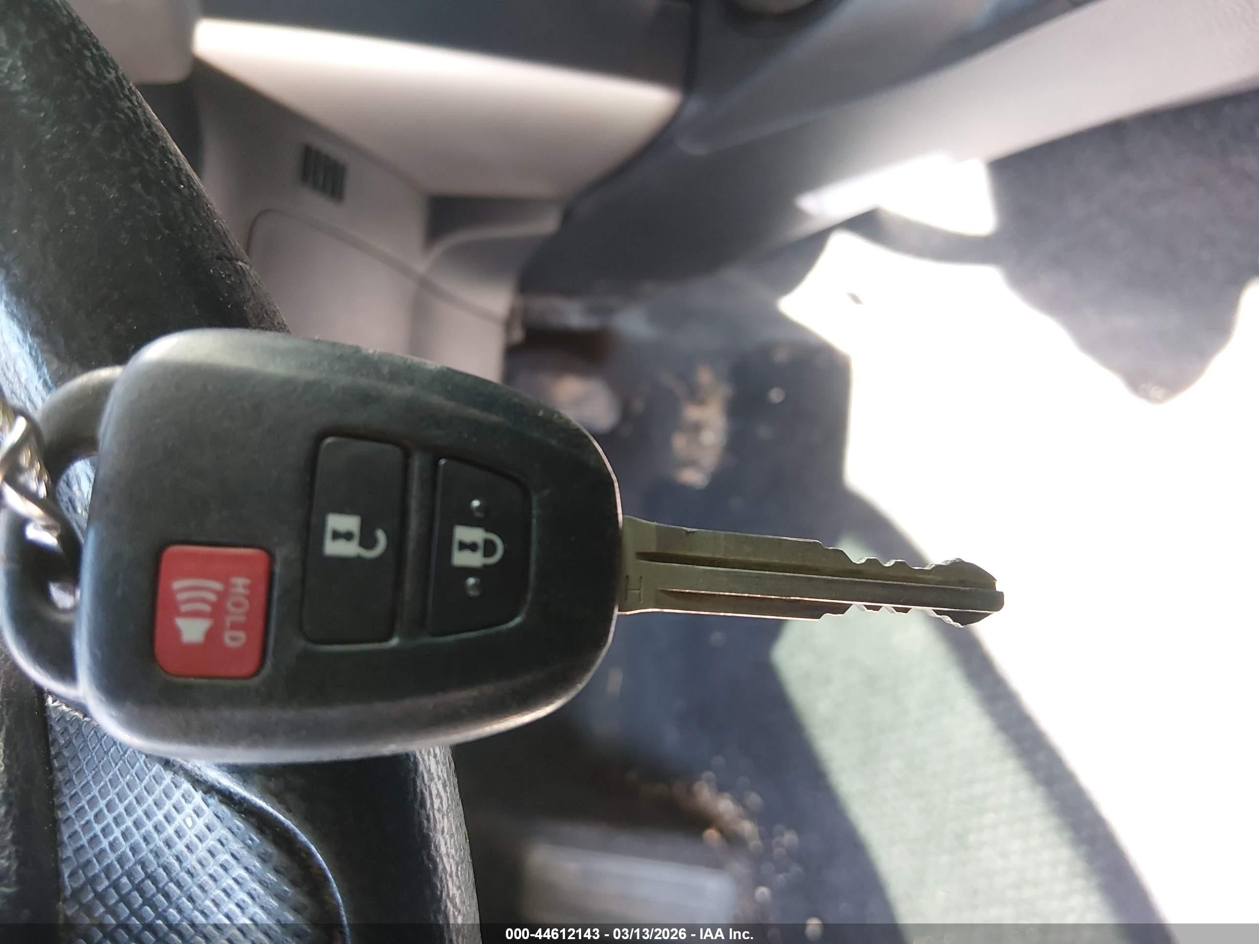2018 Toyota Rav4 Le Gray vin: JTMZFREV7JJ150441