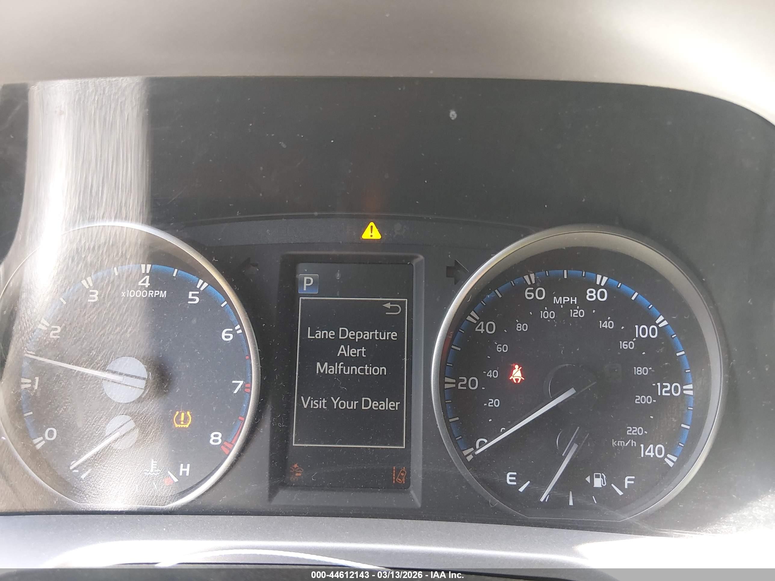 2018 Toyota Rav4 Le Gray vin: JTMZFREV7JJ150441