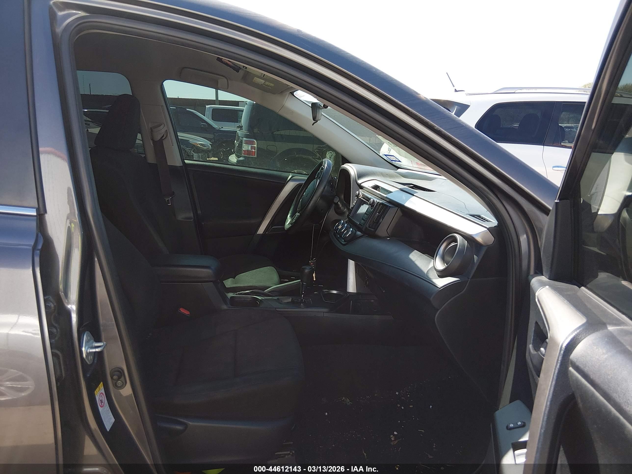 2018 Toyota Rav4 Le Gray vin: JTMZFREV7JJ150441