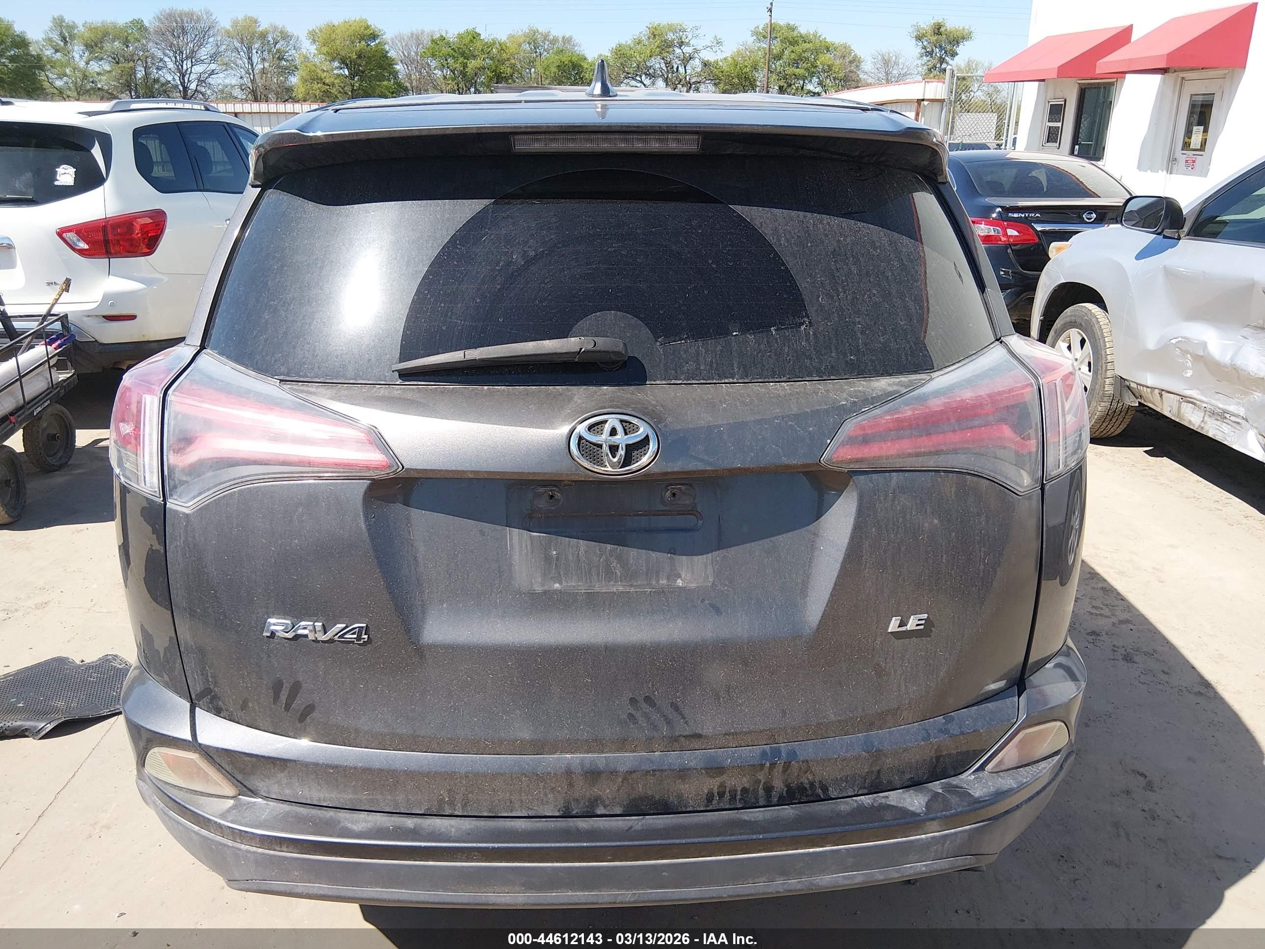 2018 Toyota Rav4 Le Gray vin: JTMZFREV7JJ150441