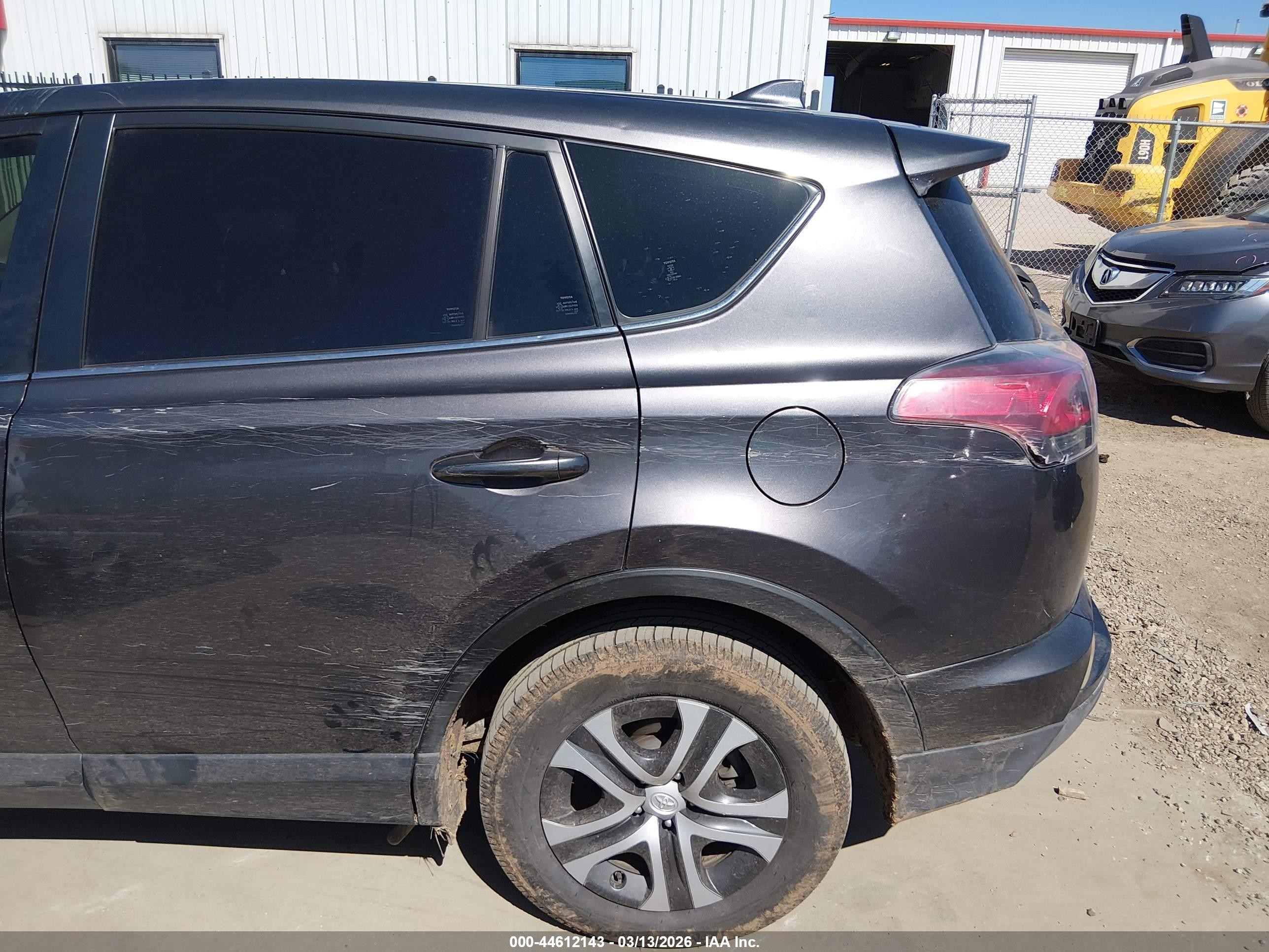 2018 Toyota Rav4 Le Gray vin: JTMZFREV7JJ150441