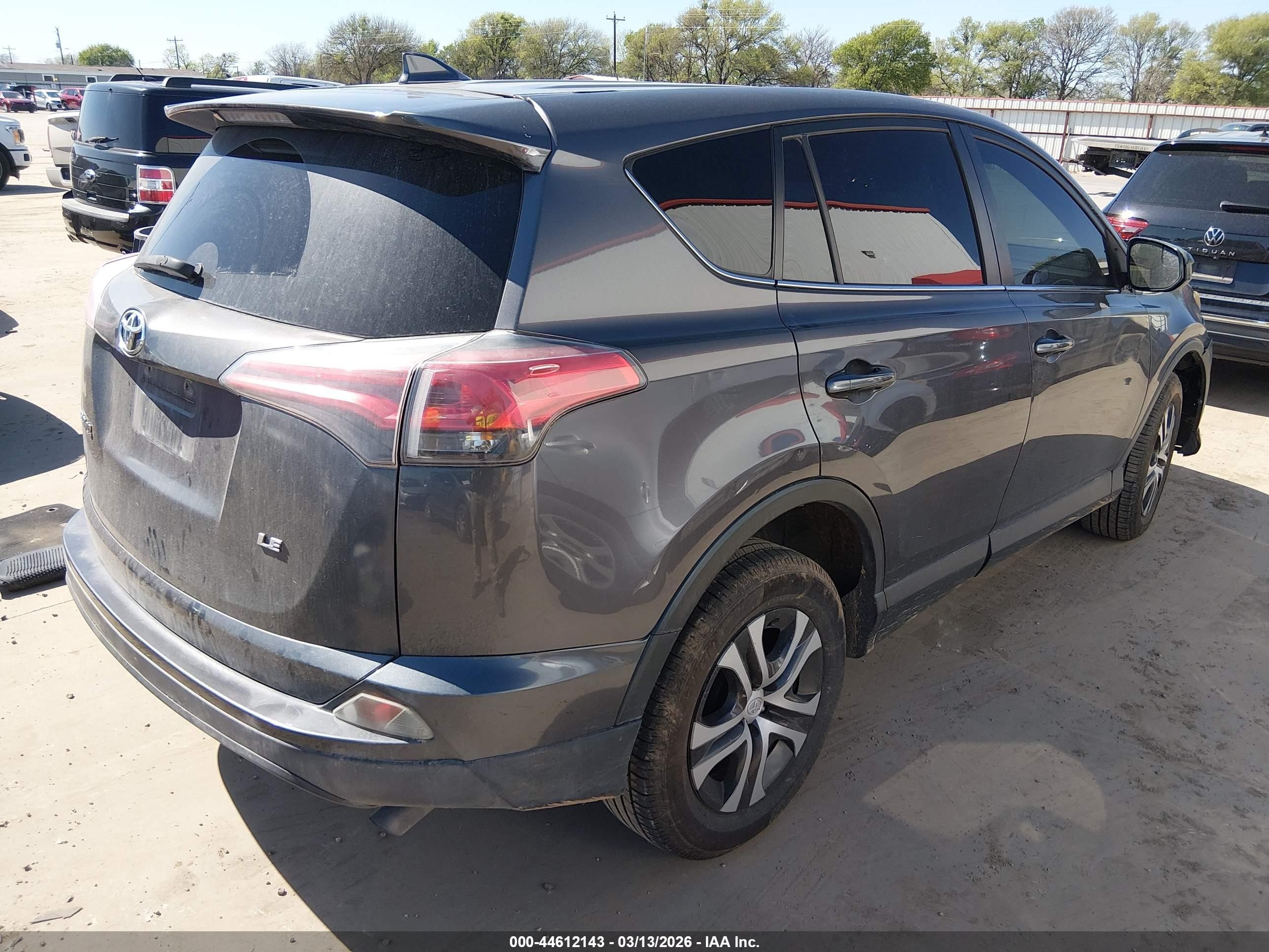 2018 Toyota Rav4 Le Gray vin: JTMZFREV7JJ150441