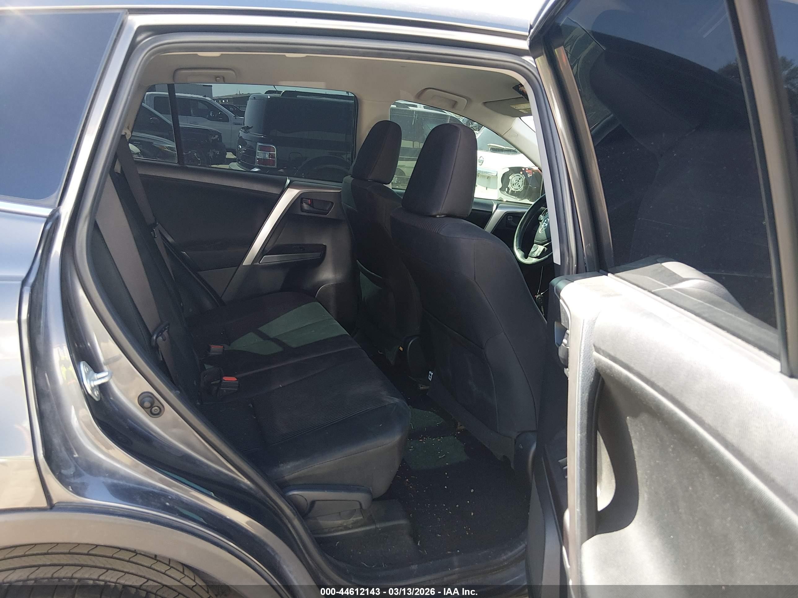 2018 Toyota Rav4 Le Gray vin: JTMZFREV7JJ150441
