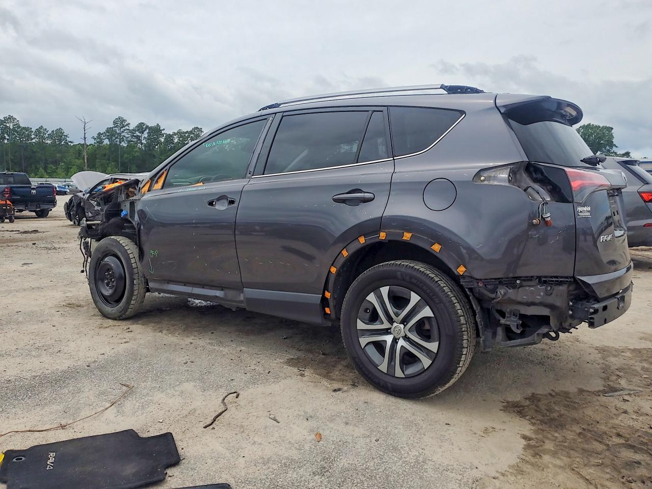 2018 Toyota Rav4 Le Gray vin: JTMZFREV7JJ178739