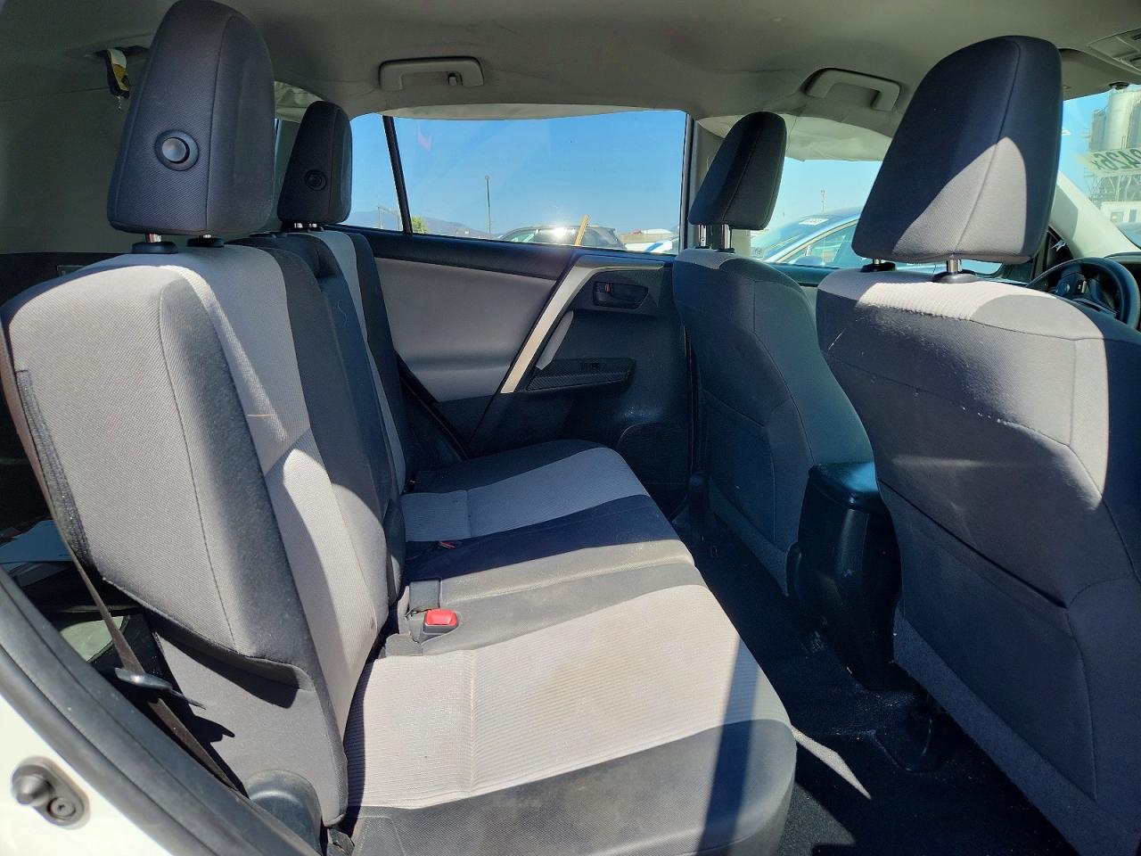 2014 Toyota Rav4 Le White vin: JTMZFREV8EJ023655