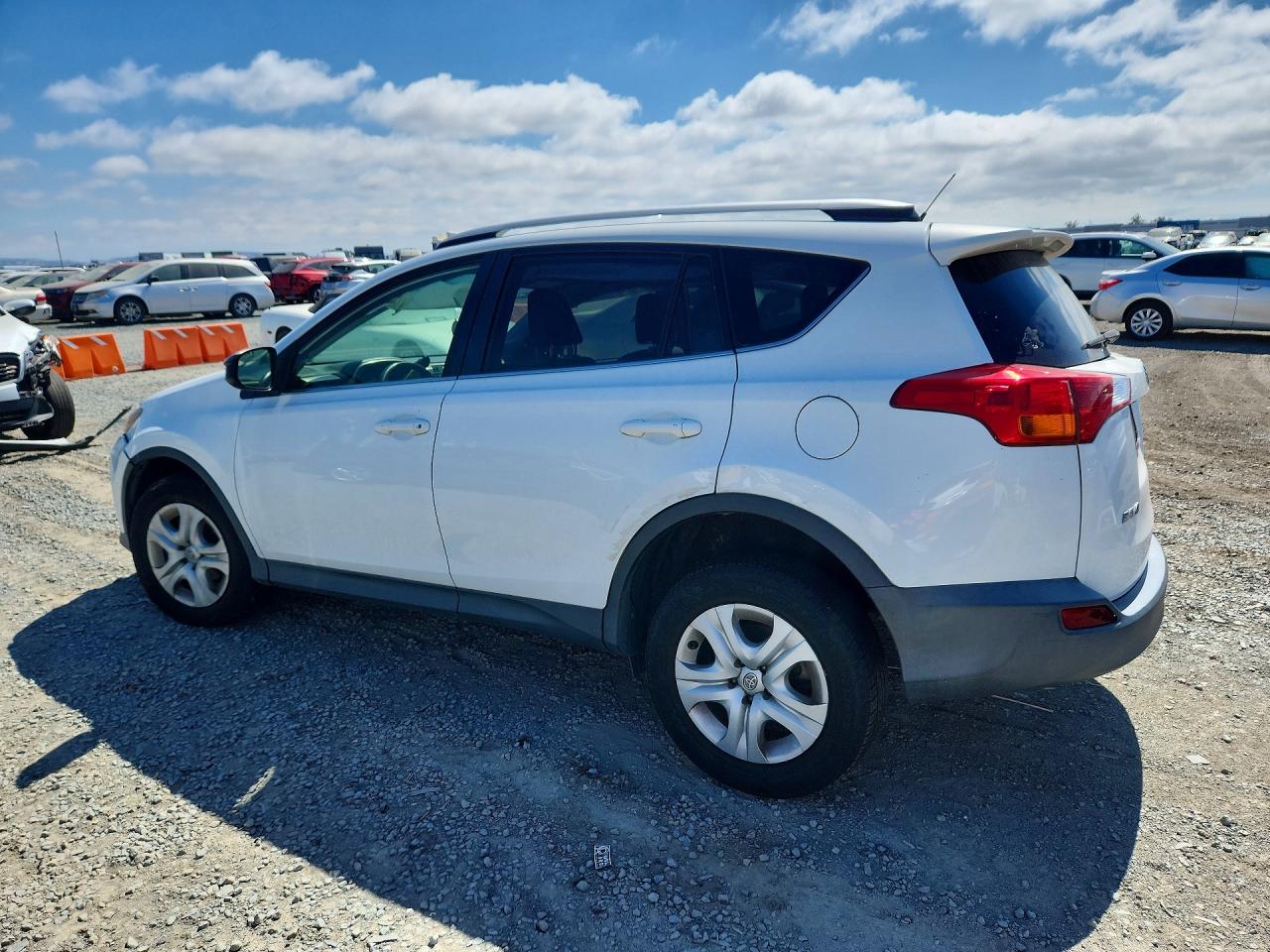 2014 Toyota Rav4 Le White vin: JTMZFREV8EJ023655