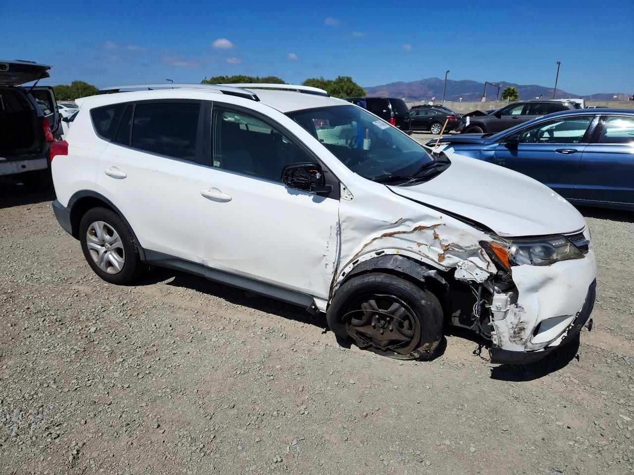 2014 Toyota Rav4 Le White vin: JTMZFREV8EJ023655