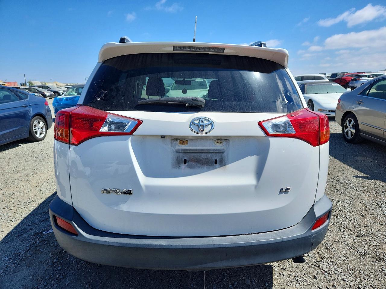 2014 Toyota Rav4 Le White vin: JTMZFREV8EJ023655
