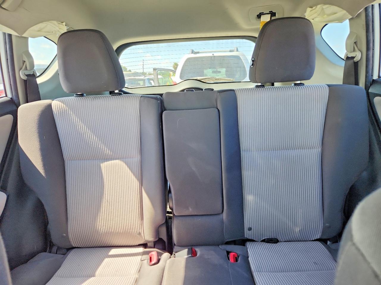 2014 Toyota Rav4 Le White vin: JTMZFREV8EJ023655