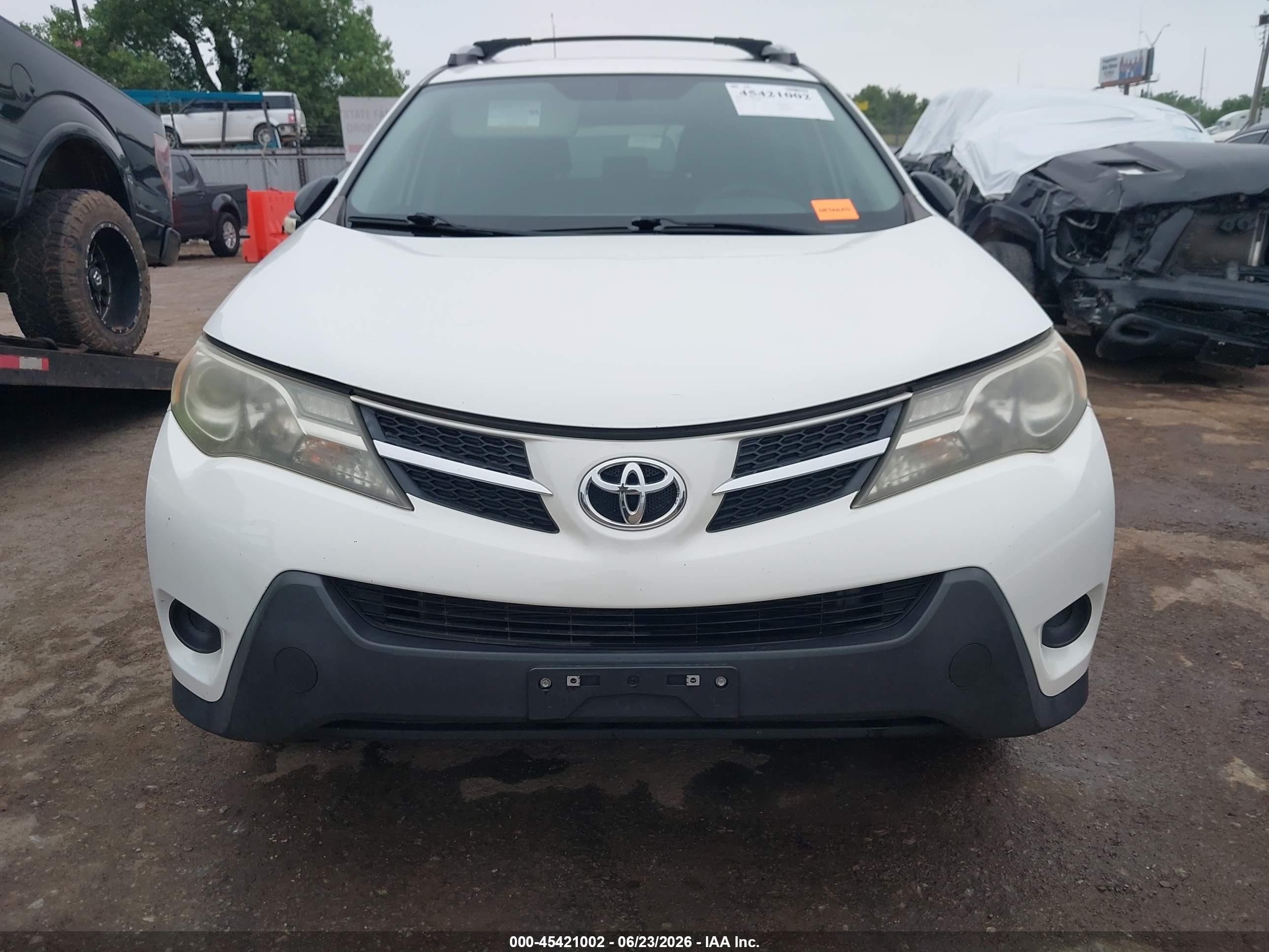 2014 Toyota Rav4 Le White vin: JTMZFREV8EJ023994