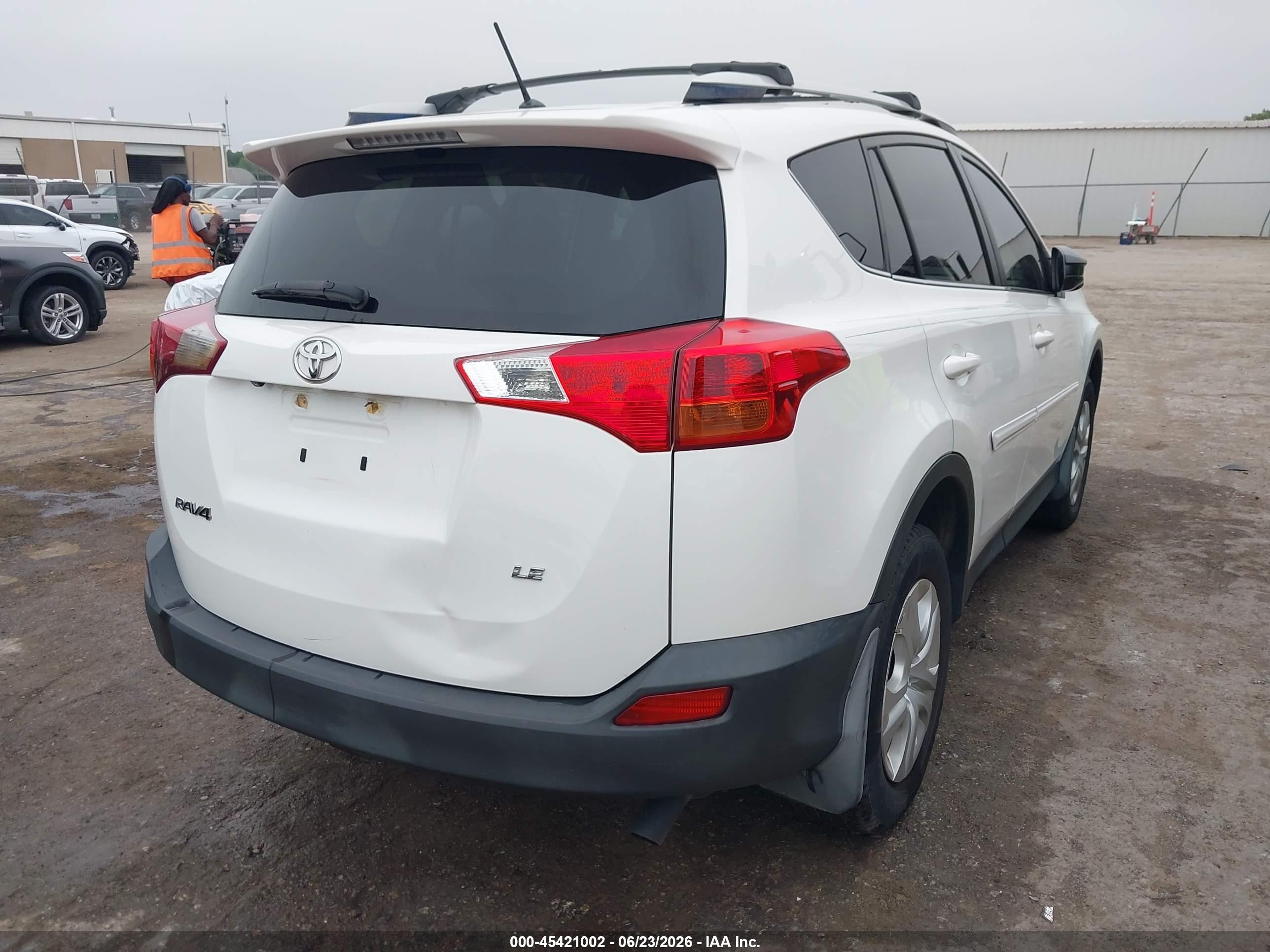 2014 Toyota Rav4 Le White vin: JTMZFREV8EJ023994