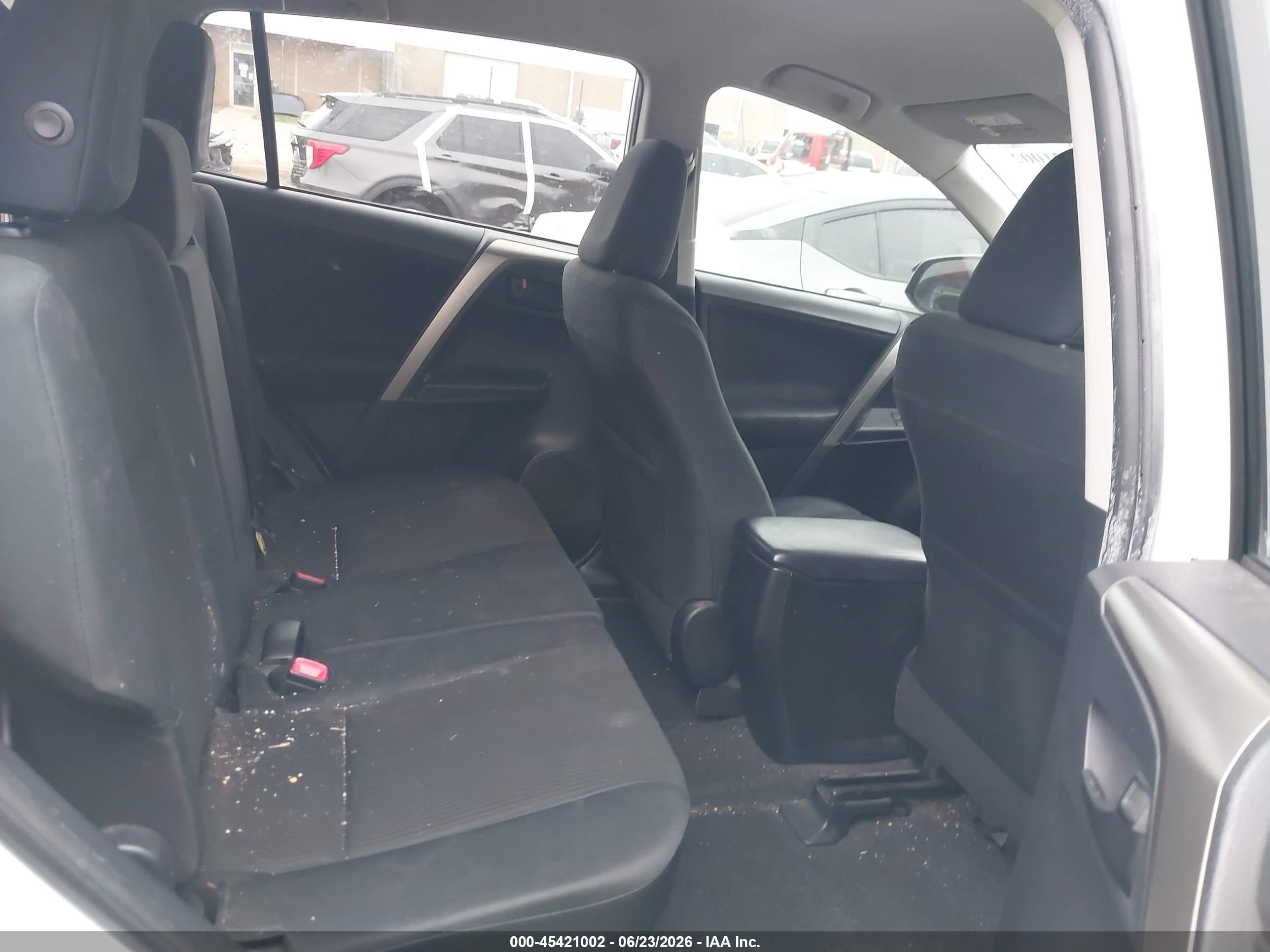 2014 Toyota Rav4 Le White vin: JTMZFREV8EJ023994