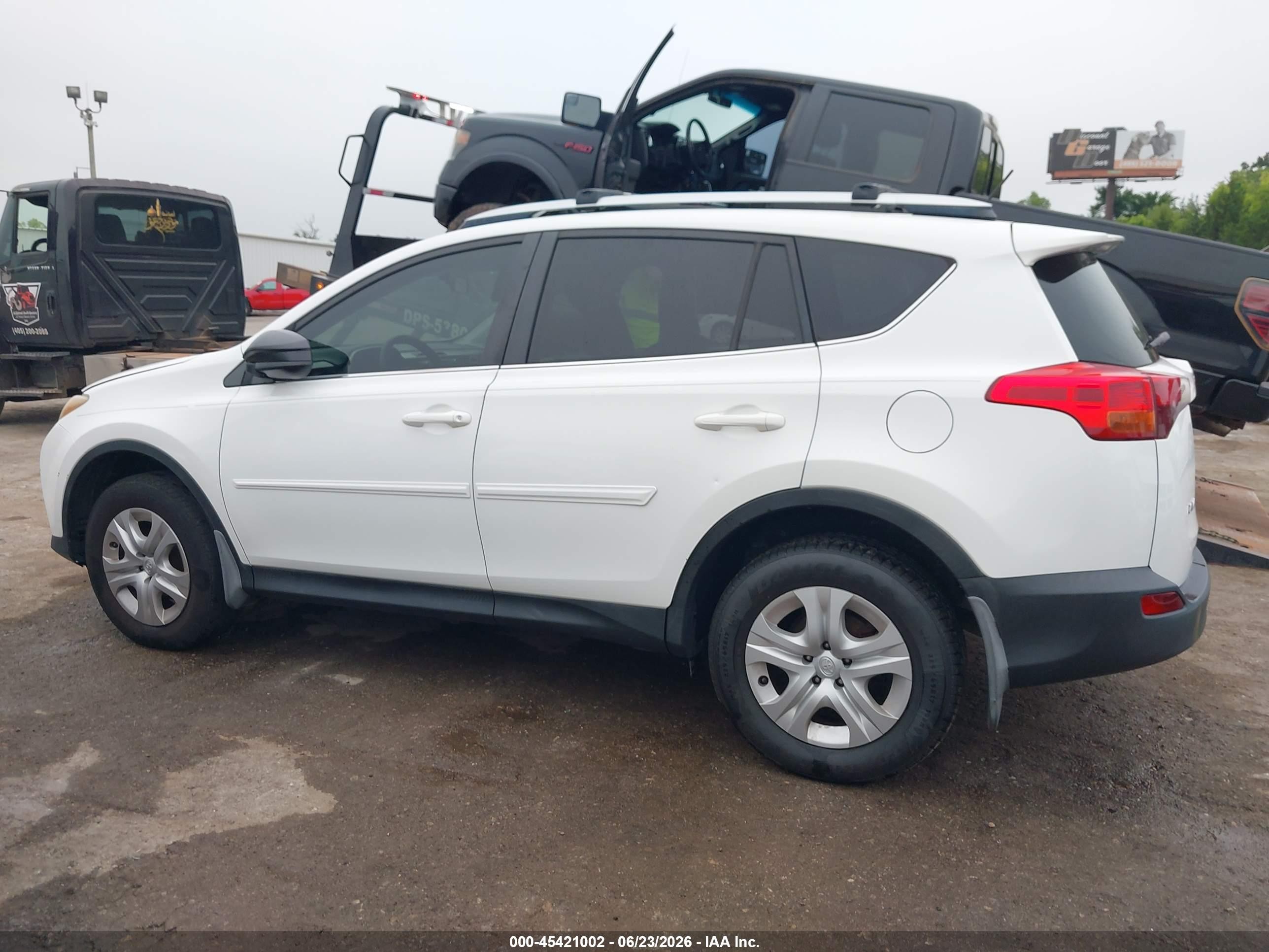 2014 Toyota Rav4 Le White vin: JTMZFREV8EJ023994
