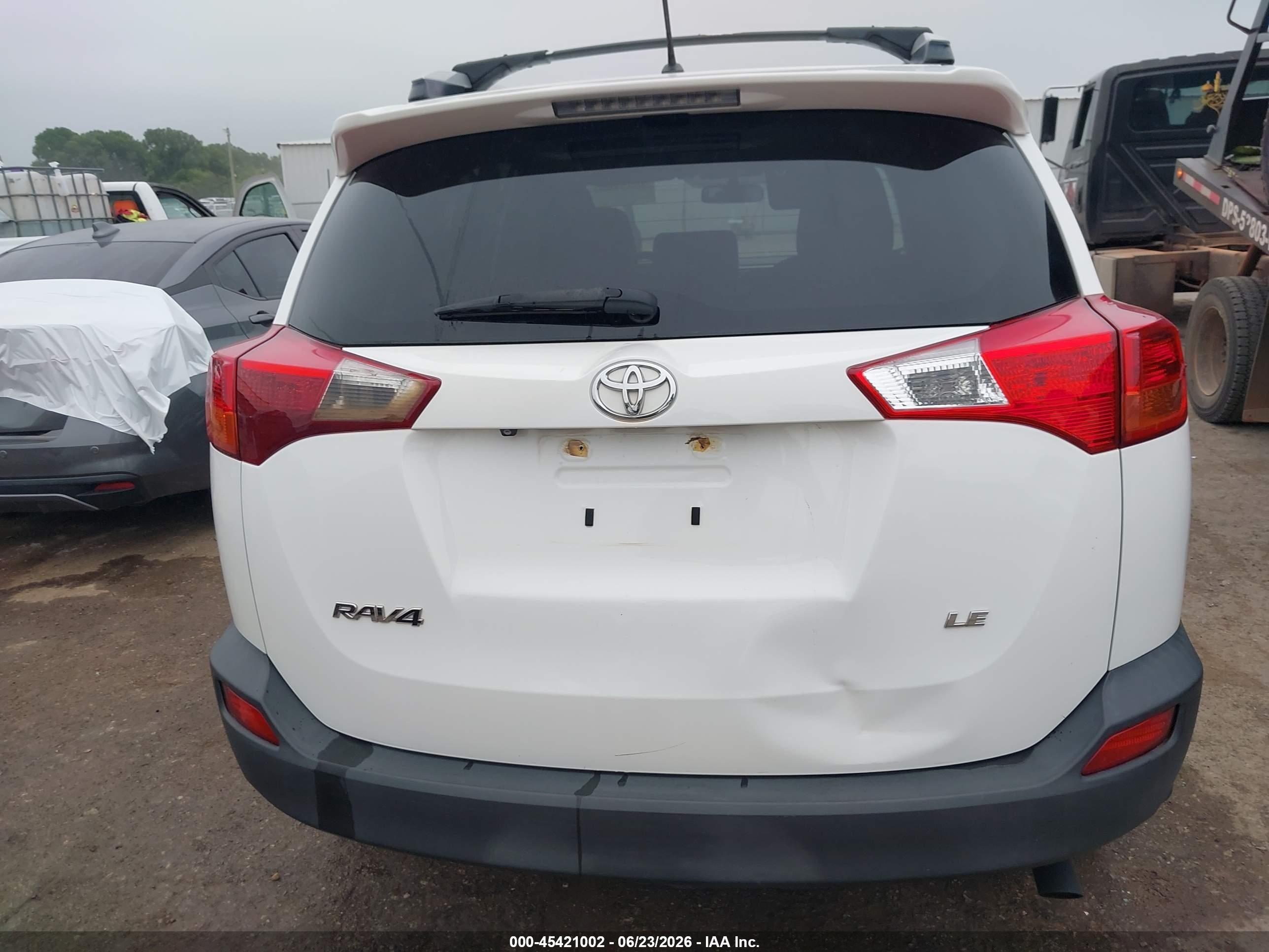 2014 Toyota Rav4 Le White vin: JTMZFREV8EJ023994